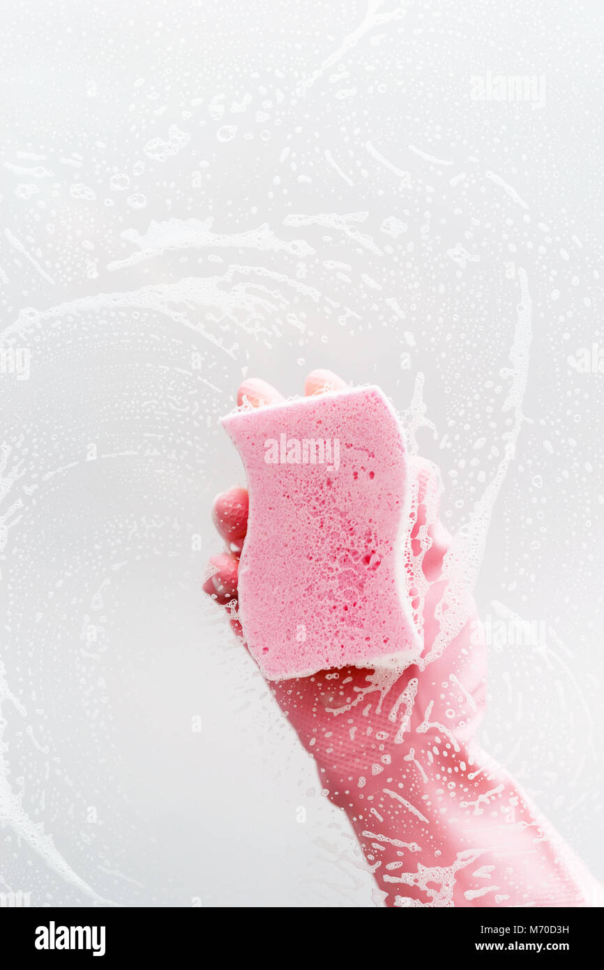 Pink latex glove immagini e fotografie stock ad alta risoluzione - Alamy