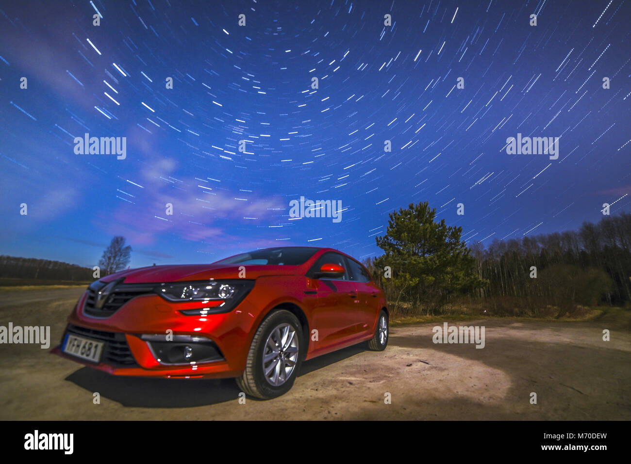 Renault Megane, bil röd, stjärnhimmel, rörelse, moln, natt, månsken, auto, rosso, star sky, motion, cloud, notte, Moonlight, Tracce stellari Foto Stock