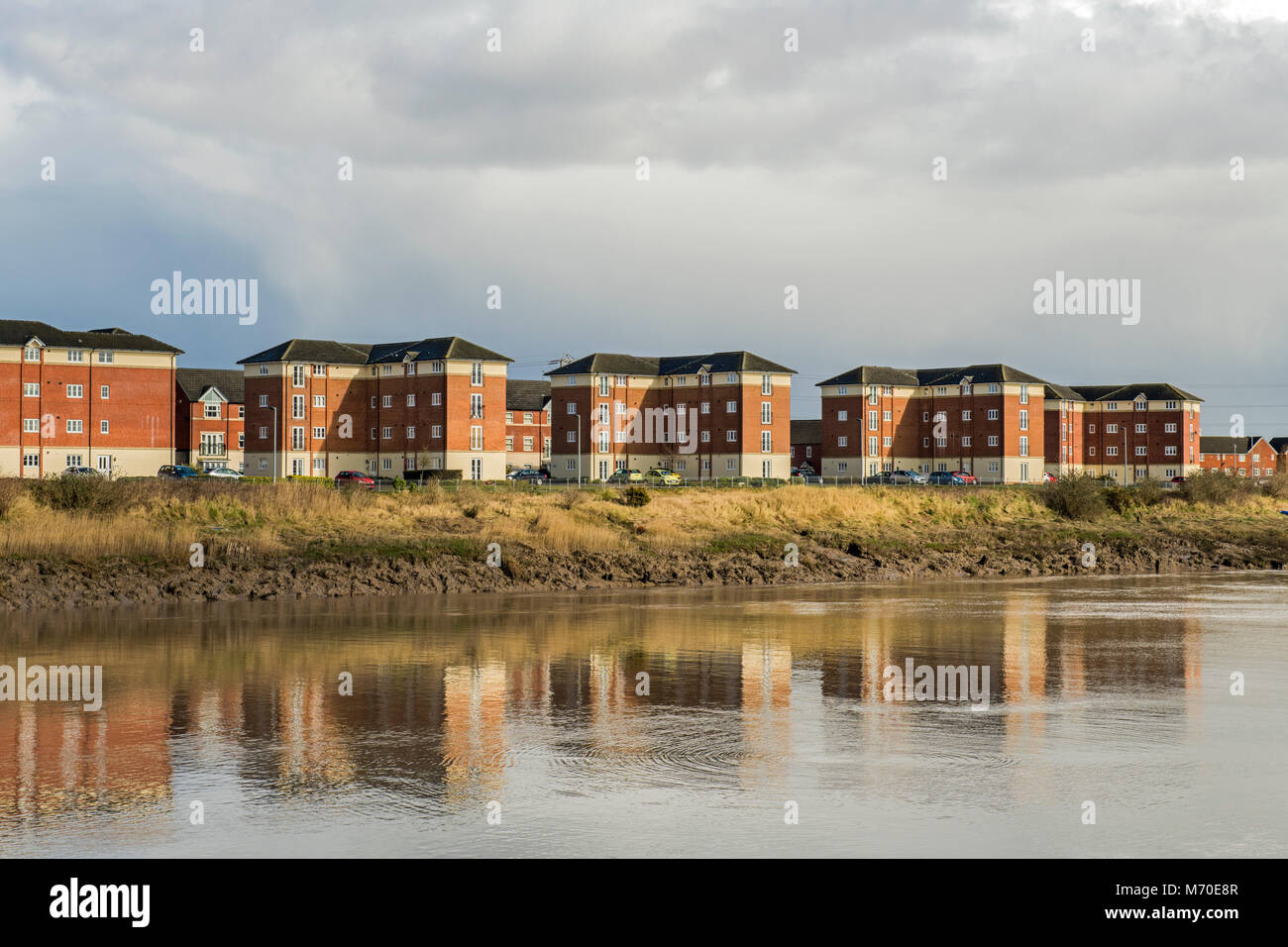 Alloggiamento di recente sviluppo sulle rive del fiume Usk, Newport, South East Wales Foto Stock