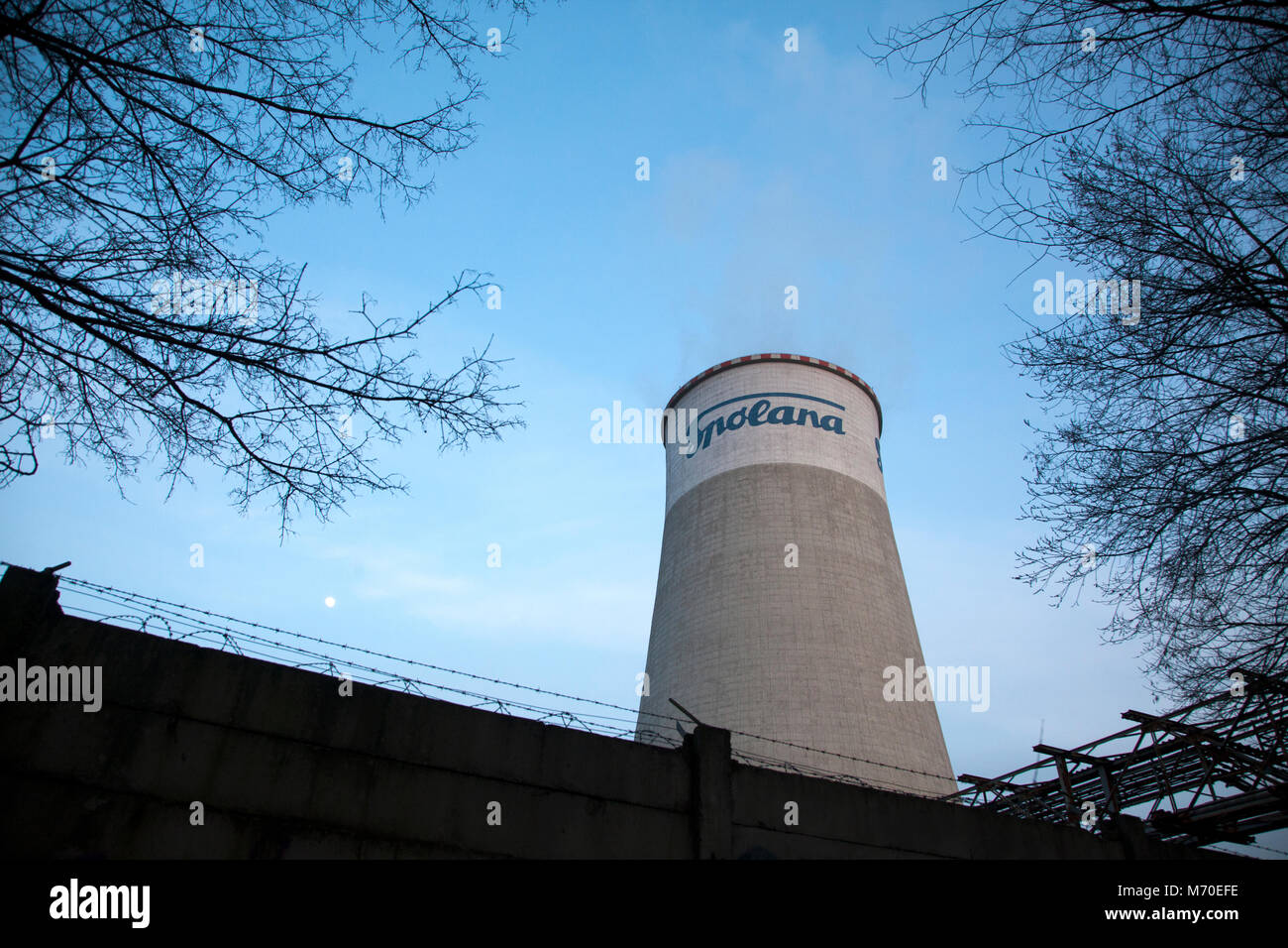 Grande camino della fabbrica chimica, Spolana Neratovice, Repubblica Ceca, marzo 2018, agente arancio è stata prodotta qui negli anni 1960 -1975. Foto Stock