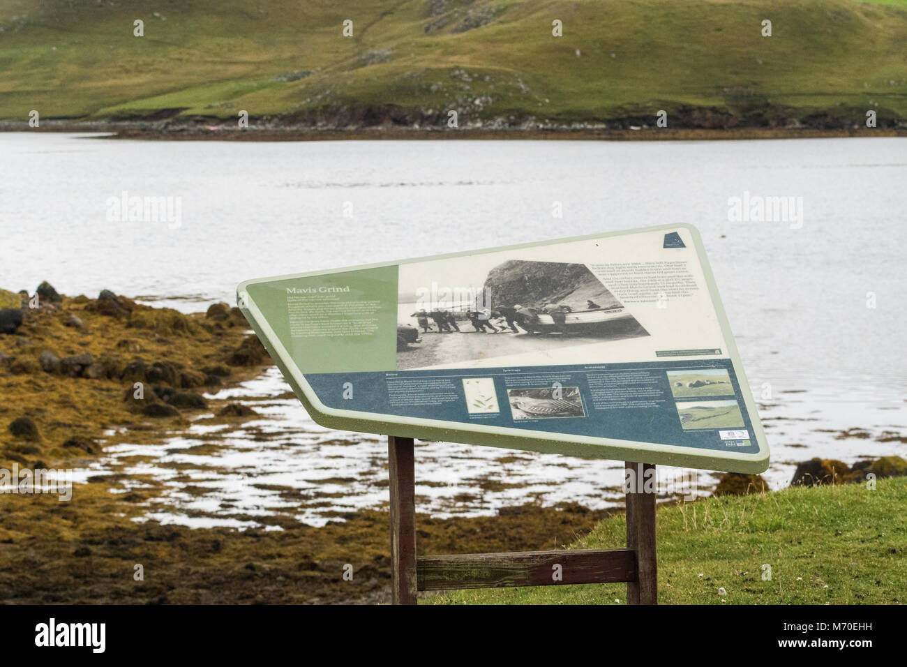 Mavis Grind, uno stretto istmo di giunzione penisola Northmavine alle Shetland continentale e le isole Shetland, Scotland, Regno Unito Foto Stock