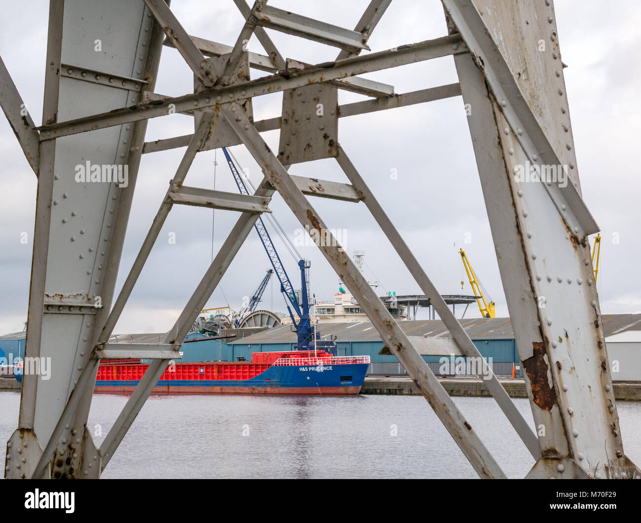 Guardando attraverso il vecchio Stothert e Pitt gru in disuso per alimentare le navi ormeggiate nel porto di Leith Dock, Edimburgo, Scozia, Regno Unito Foto Stock