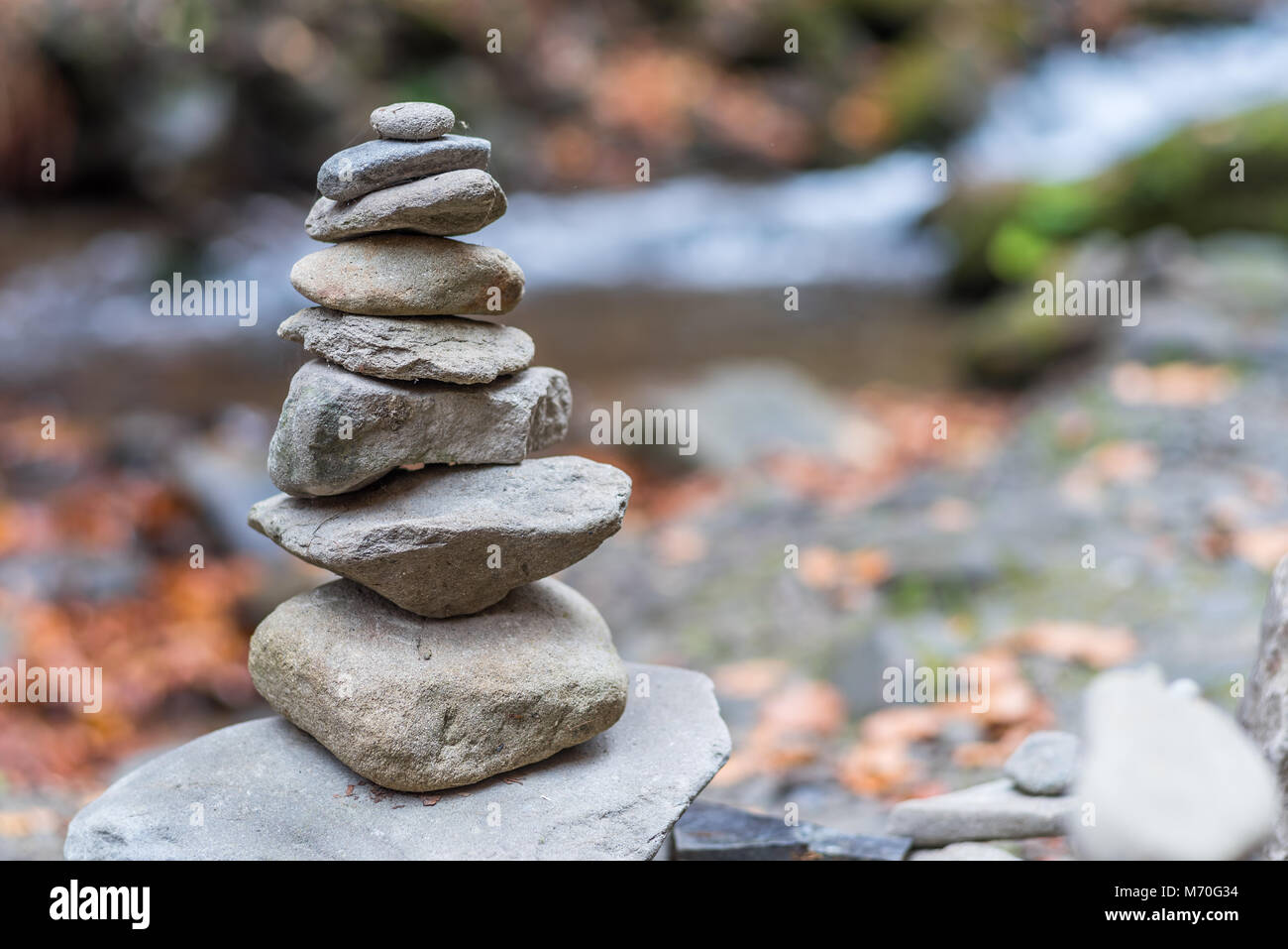 Pietre equilibrata o piramide di pietra sulla riva del fiume. Foto Stock