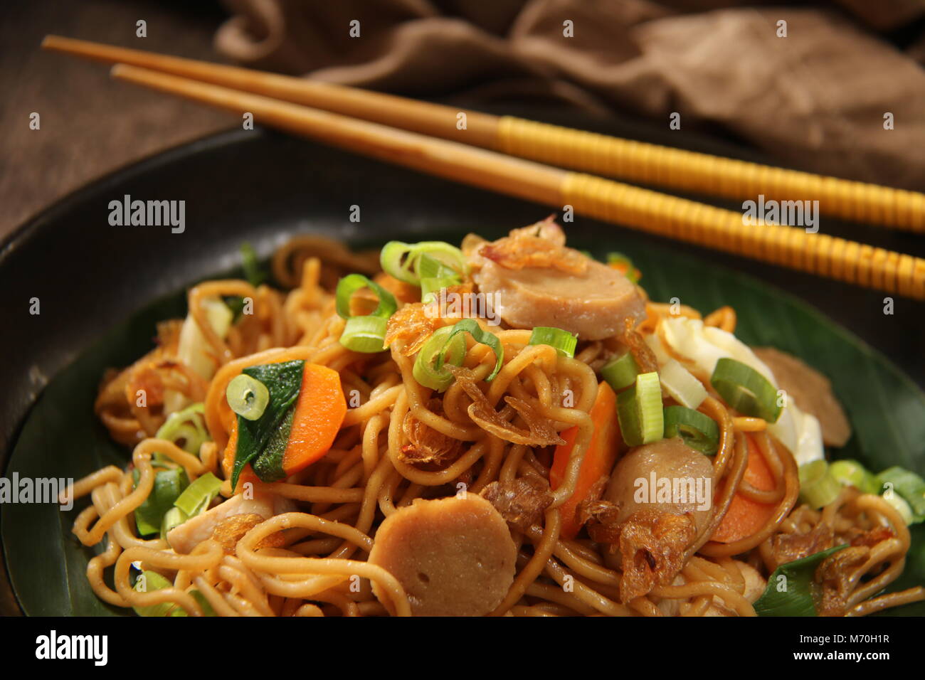 Mee Goreng, Fritte Tagliatelle con polpette di carne, verdure e salsa di soia Foto Stock