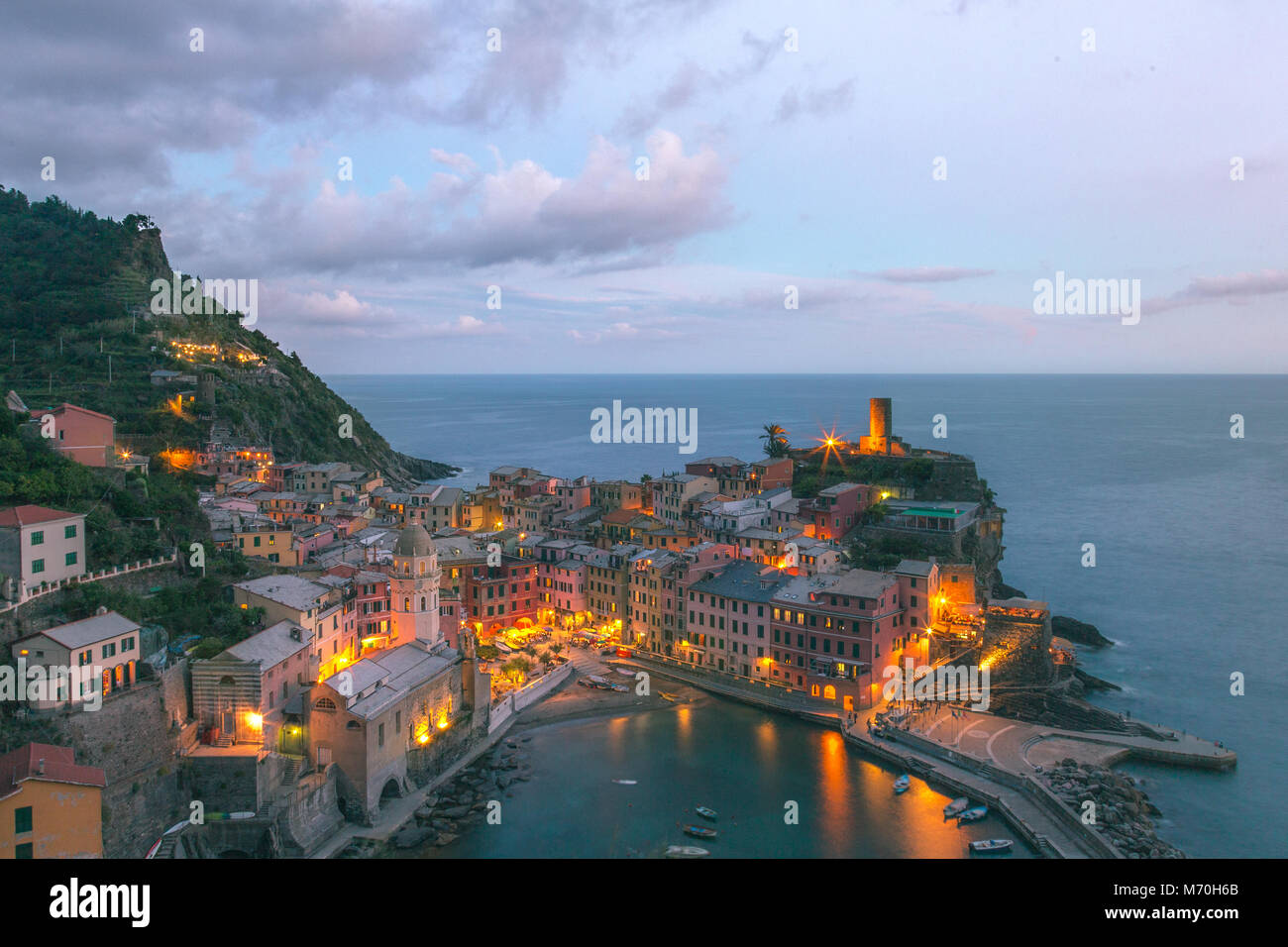Vernazza, Liguria, Italia da una piccola escursione attorno la città al crepuscolo. Foto Stock