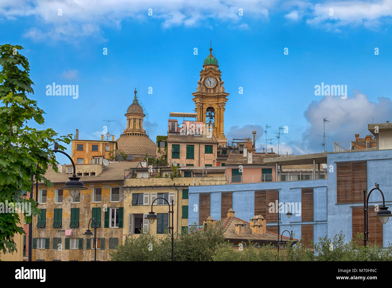 La chiesa e gli edifici del centro storico di Genova, Italia Foto Stock