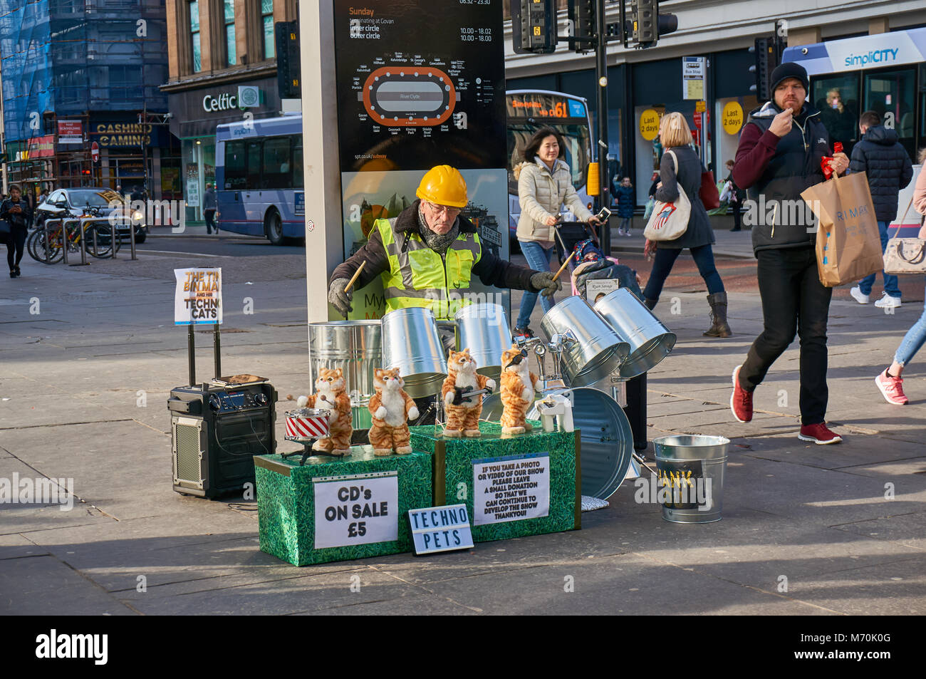 Artista di strada a giocare i tamburi raccoglitore per le strade di Glasgow, Regno Unito Foto Stock