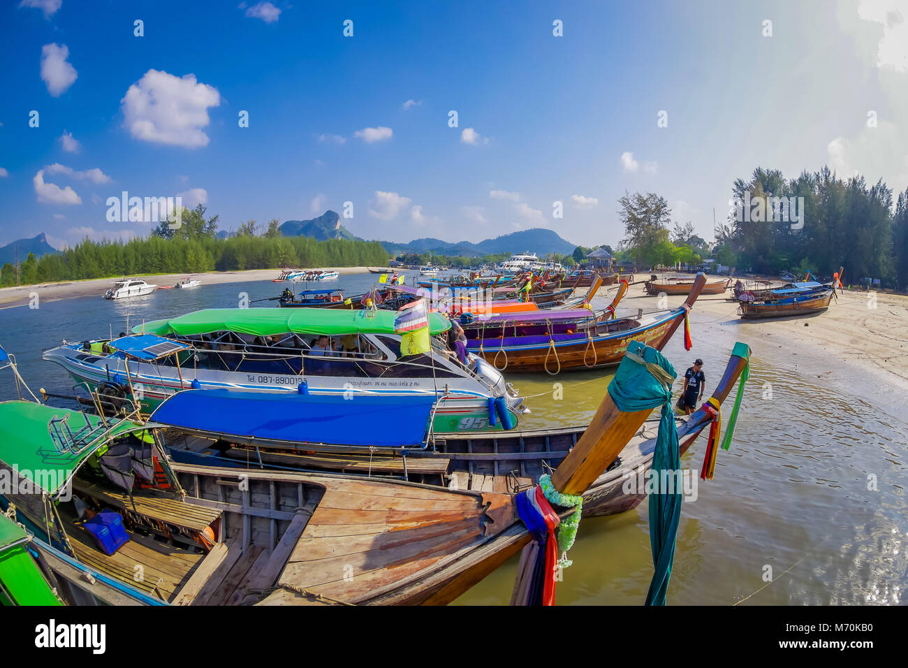 AO NANG, Thailandia - MARZO 05, 2018: sopra vista della pesca barche tailandese sulle rive del Po-da-isola, Provincia di Krabi, sul Mare delle Andamane, a sud della Thailandia Foto Stock