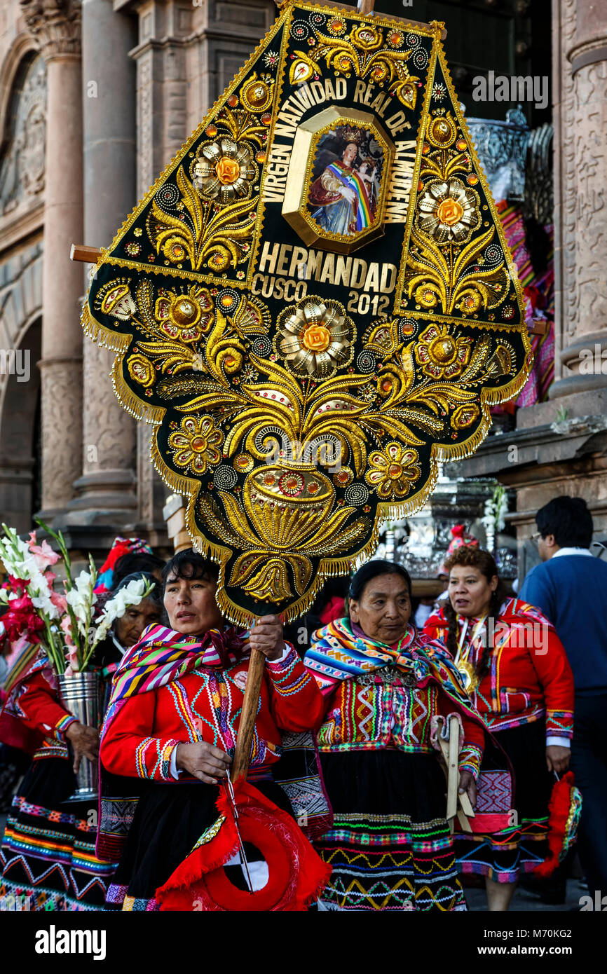 Standard e alfieri per la Virgen Natividad Real de Almudena (Royal Natività della Vergine di Almudena) galleggiante, Corpus Domini celebrazione, Cusco Foto Stock
