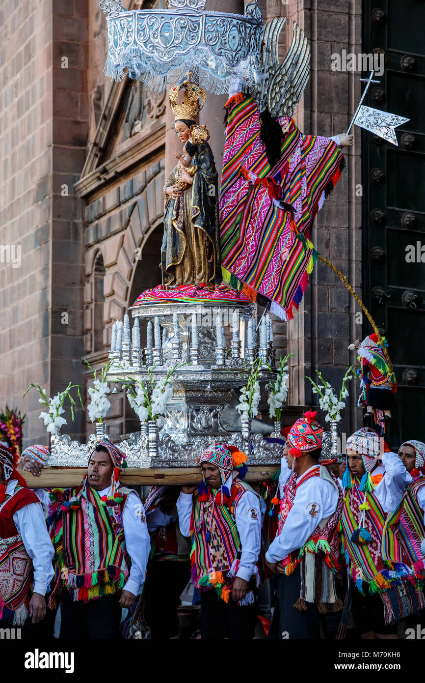 I facchini che trasportano la Virgen Natividad Real de Almudena (Royal Natività della Vergine di Almudena) galleggiante, Corpus Domini celebrazione, Cusco, Perù Foto Stock