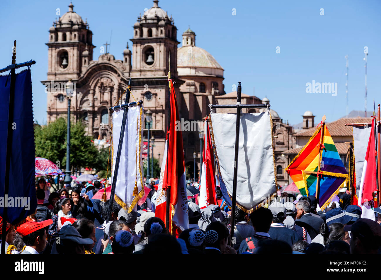 Processione, La Compania de Jesus (la Compagnia di Gesù) Chiesa dei Gesuiti in background, Plaza de Armas, Corpus Domini celebrazione, Cusco, Perù Foto Stock