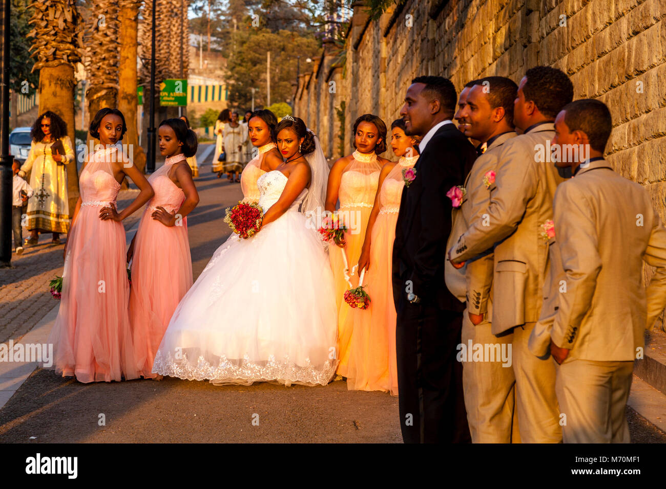 Una festa di nozze rappresentano per le fotografie al di fuori del Hotel Sheraton, Addis Abeba, Etiopia Foto Stock