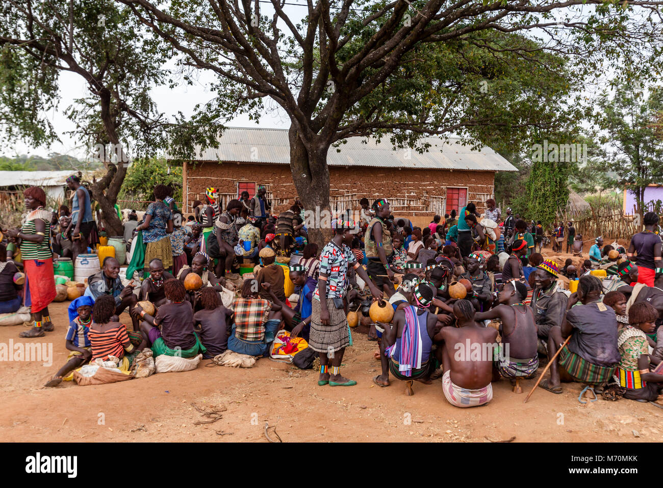 Hamer e Banna la gente di socializzare al Alduba mercato tribale, vicino Keyafer, Valle dell'Omo, Etiopia Foto Stock