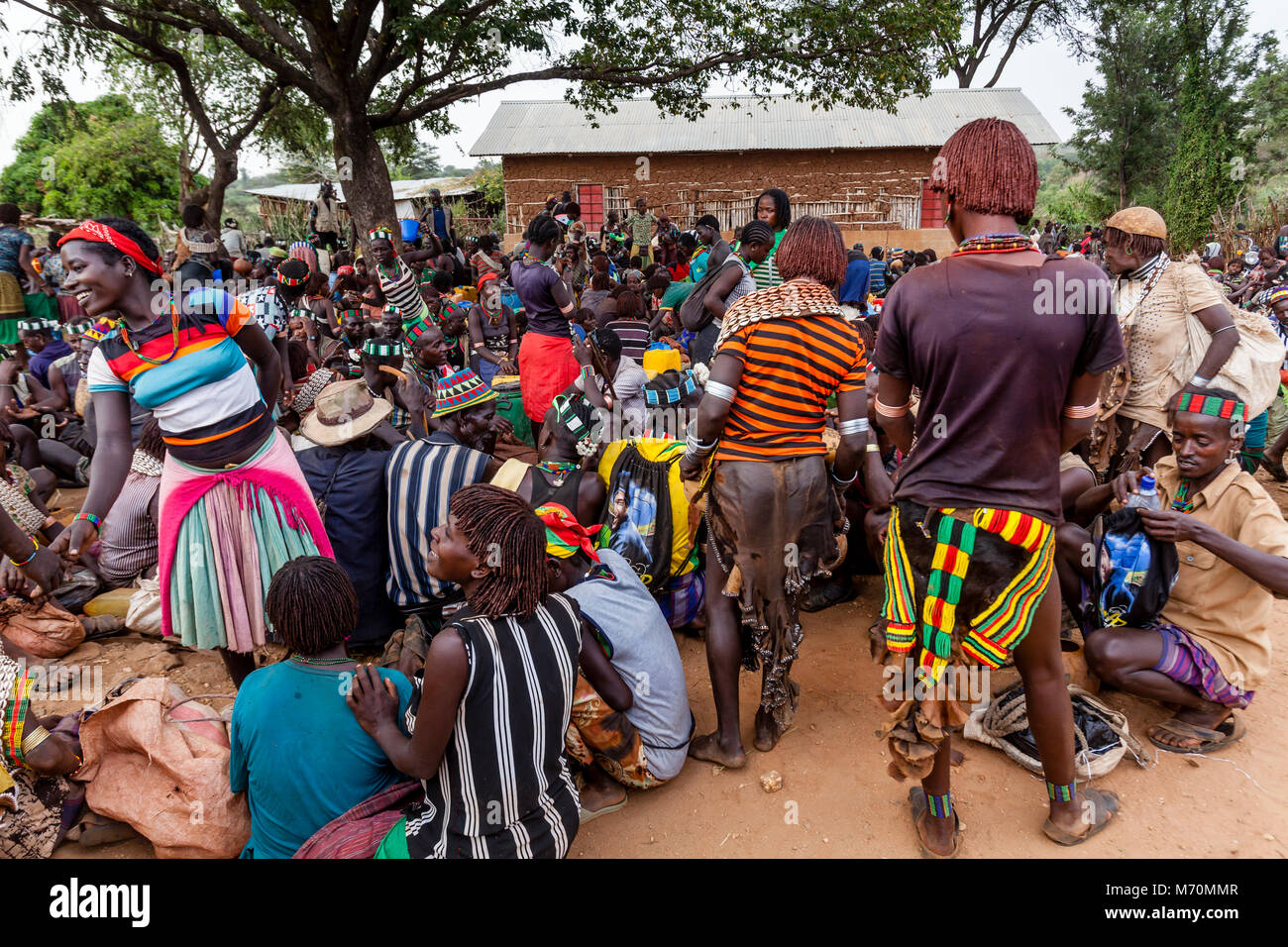 Hamer e Banna la gente di socializzare al Alduba mercato tribale, vicino Keyafer, Valle dell'Omo, Etiopia Foto Stock