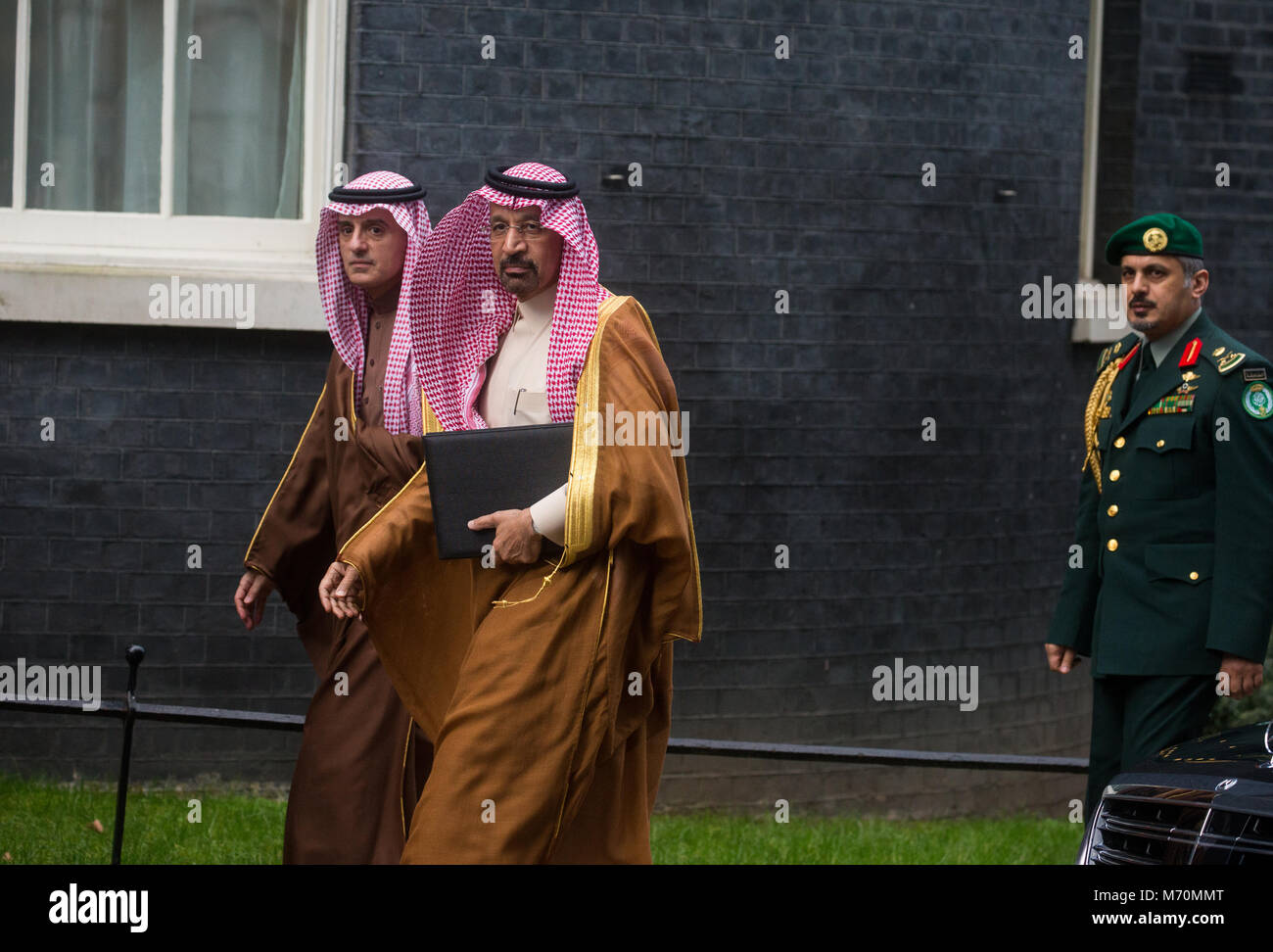 Khalid A. Al-Falih (a destra), il ministro dell'energia, dell'industria e delle risorse minerali arriva a Downing Street per accompagnare il principe ereditario Mohammed Bin Salman Foto Stock