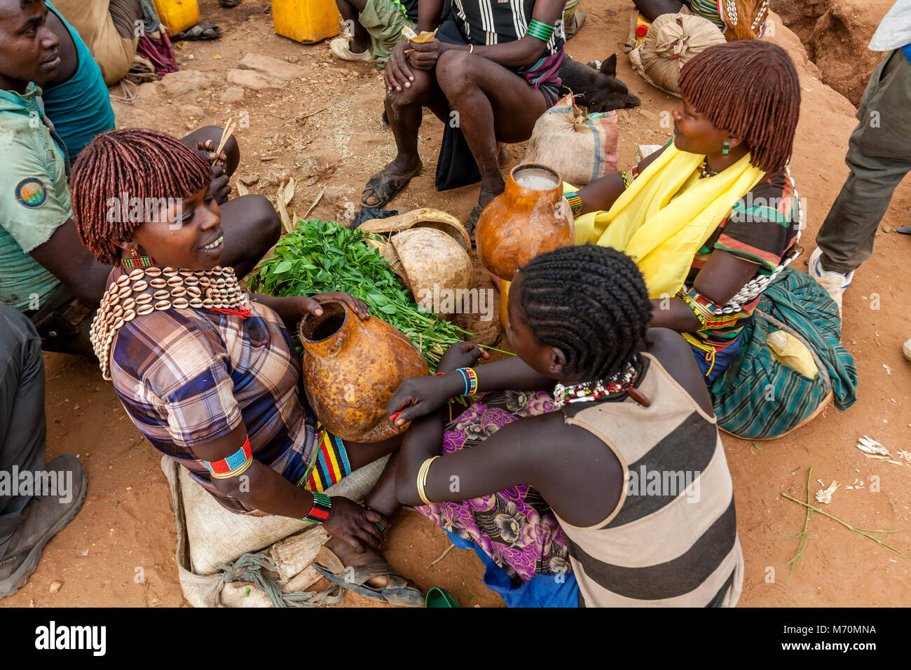 Donne tribali di bere a casa di infuso di sorgo birra al Alduba mercato tribale, Keyafer, Valle dell'Omo, Etiopia Foto Stock
