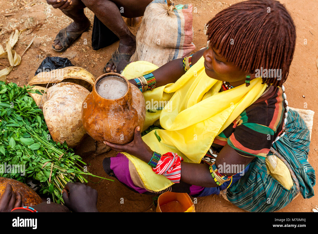 Donne tribali di bere a casa di infuso di sorgo birra al Alduba mercato tribale, Keyafer, Valle dell'Omo, Etiopia Foto Stock