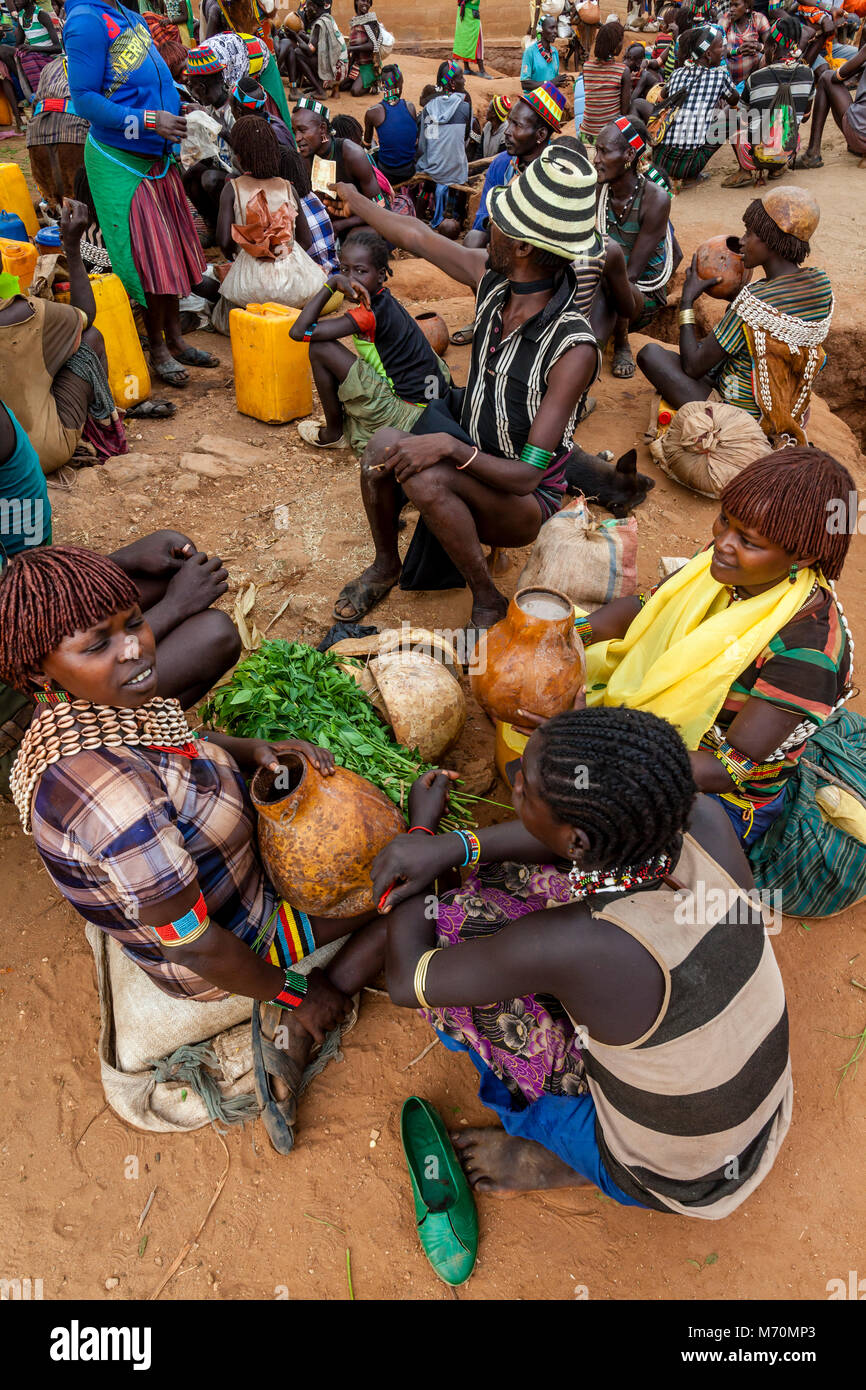 Hamer e Banna la gente di socializzare al Alduba mercato tribale, vicino Keyafer, Valle dell'Omo, Etiopia Foto Stock