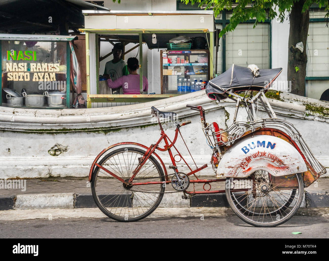 Becak (cycle rickshaw) nel quartiere di Kraton di Yogyakarta, Giava centrale, Indonesia Foto Stock