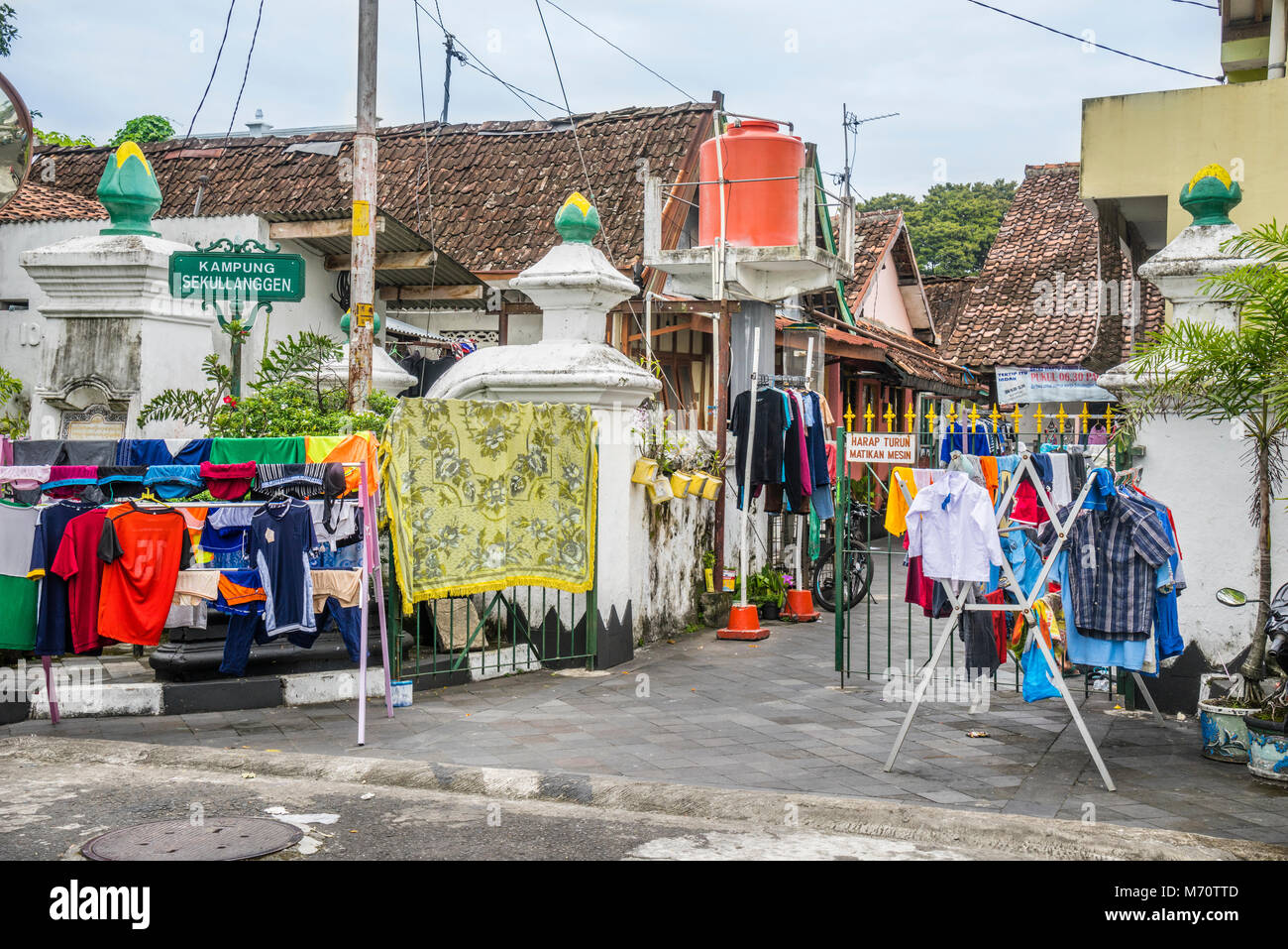 Servizio lavanderia in giornata Kampung Segullanggan nel quartiere di Kraton di Yogyakarta, Giava centrale, Indonesia Foto Stock