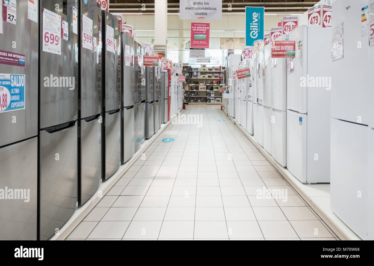 Frigorifero con congelatore in elettro - dipartimento interno di grandi supermercati spagnoli ( Al Campo ) Foto Stock