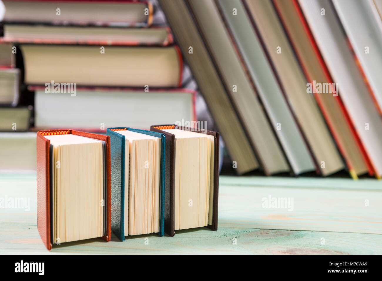 Pila di libri sullo sfondo di legno Foto Stock