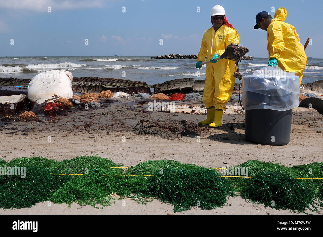 Salute, Sicurezza e Ambiente (HSE) i lavoratori assunti dalla BP pulire olio su una spiaggia di Port Fourchon, La., 23 maggio 2010. Centinaia di contratti HSE i lavoratori sono la pulizia di olio dalla Deepwater Horizon marea nera che ha iniziato il lavaggio fino su spiagge della zona un mese dopo l'unità di foratura è esploso. Foto Stock