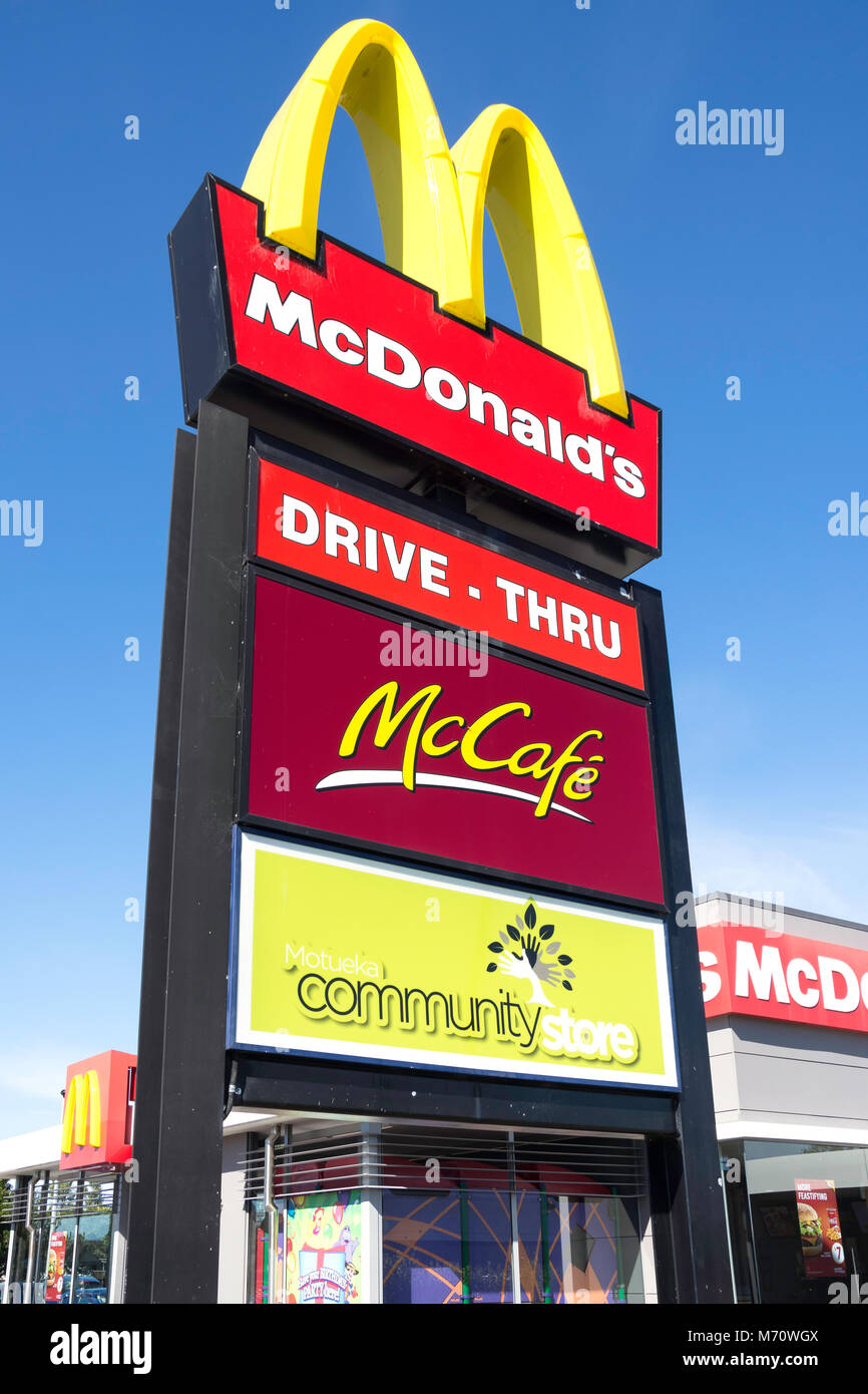 McDonald's Motueka restaurant sign, High Street, Motueka, Tasman District, Nuova Zelanda Foto Stock
