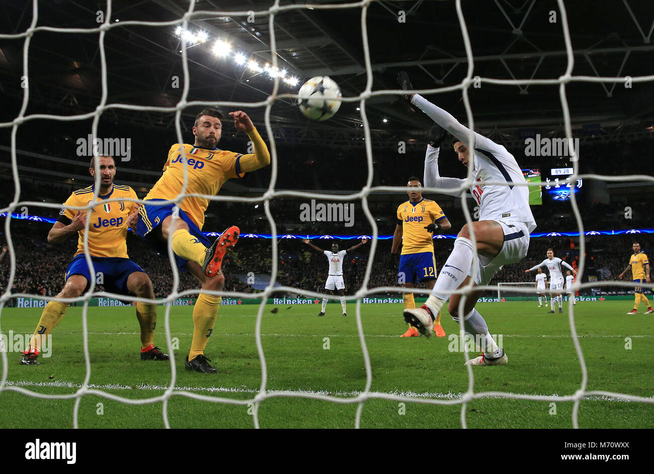 La Juventus' Andrea BARZAGLI (seconda a sinistra) Cancella fuori linea del traguardo durante la UEFA Champions League round di 16, la seconda gamba corrispondono allo Stadio di Wembley, Londra. Foto Stock