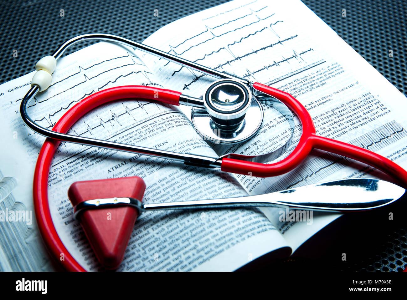 Montreal, Canada, 7 Marzo,2018. Uno stetoscopio su una diagnosi medica prenota.Credit:Mario Beauregard/Alamy Live News Foto Stock