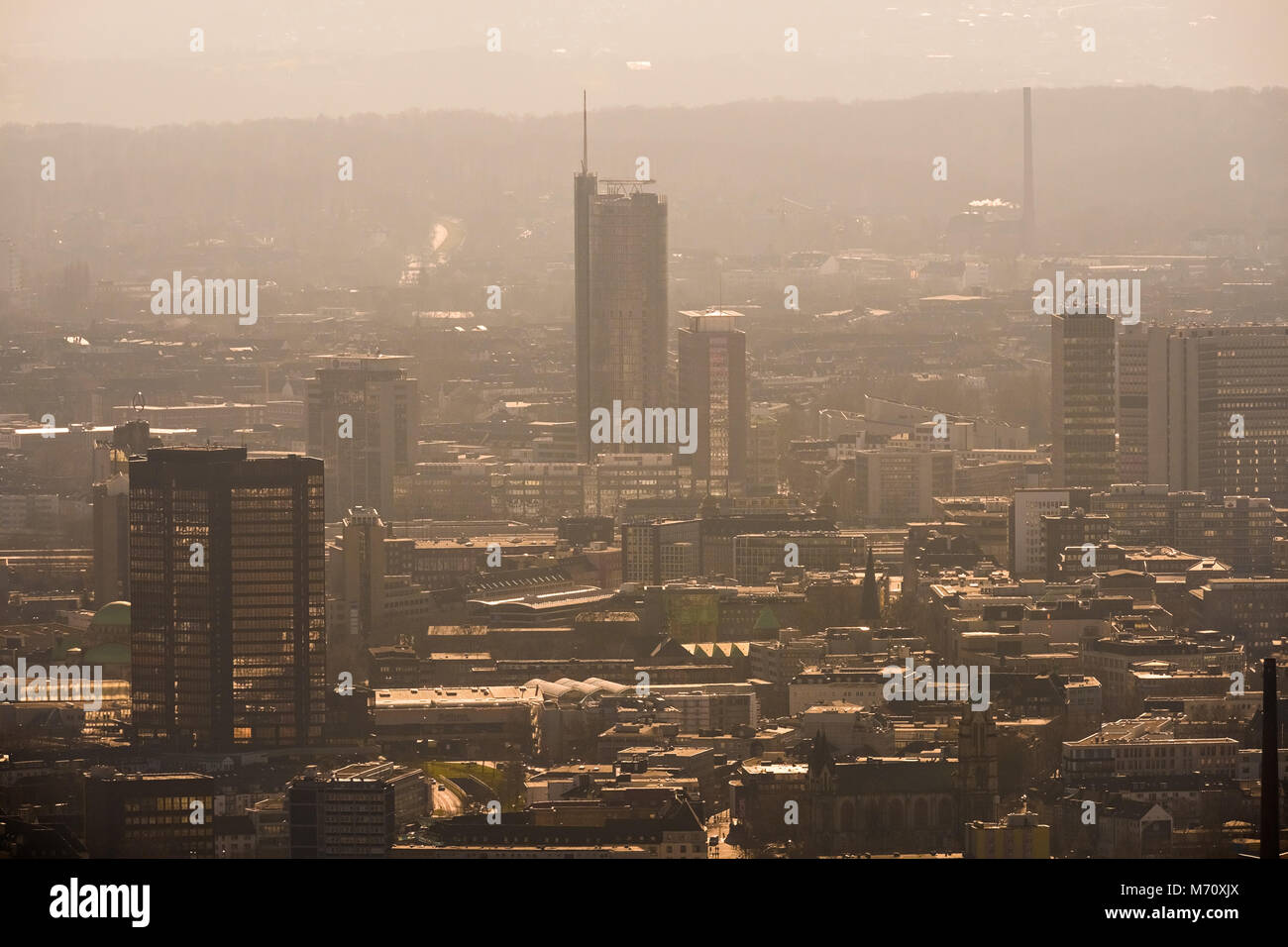 Lo skyline, da Essen im Smog, visto da nord, con il Rathaus Essen e RWE-Turm, di Essen del NRW. Diesel divieto di guida nella metropoli, Essen, Ruh Foto Stock