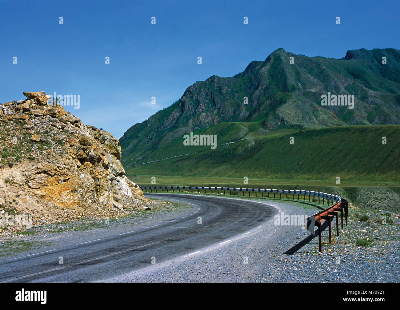 Strada girate nelle montagne di Altai, Russia Foto Stock