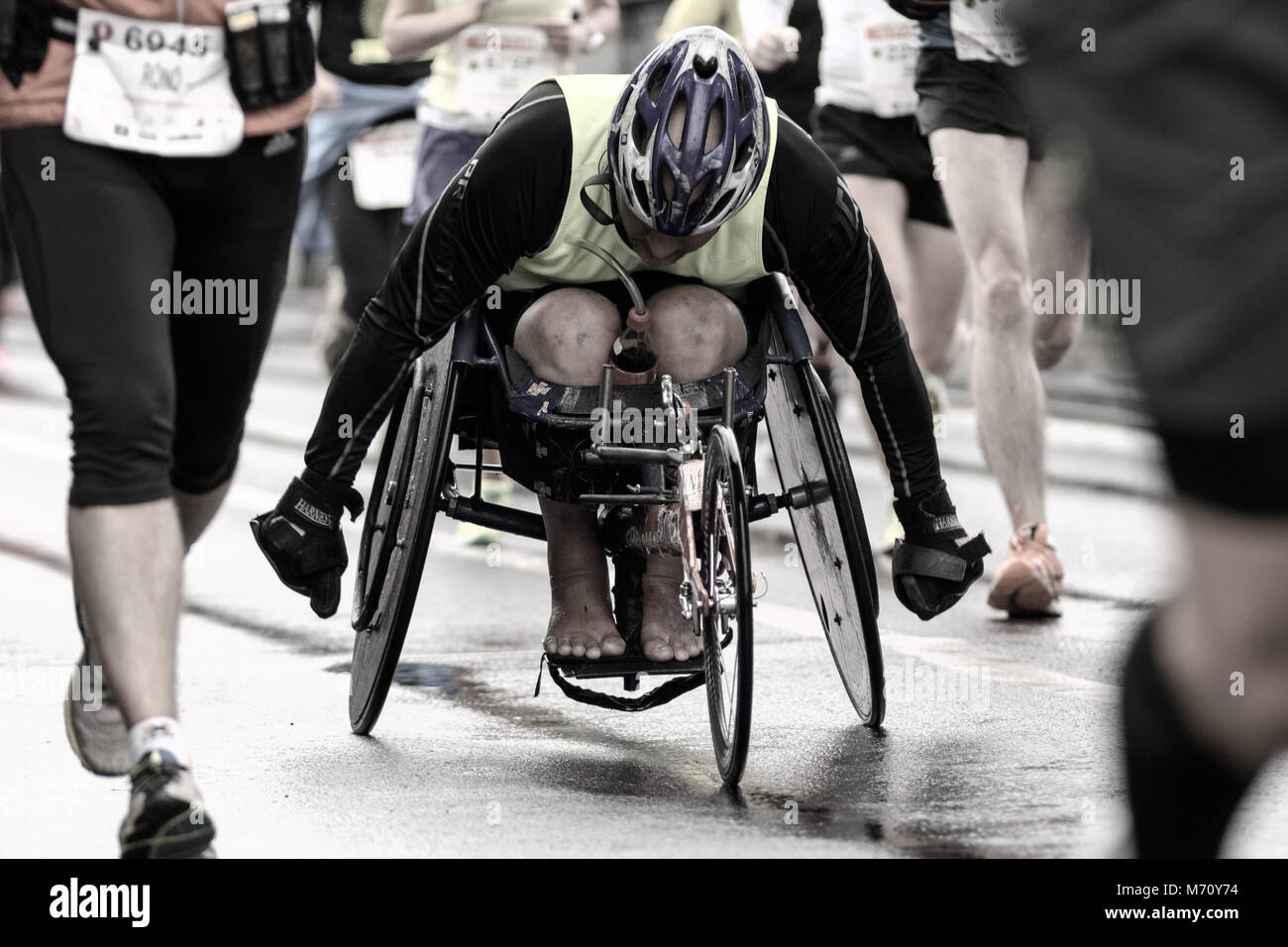 Persona disabile su sedia a rotelle partecipa alla maratona tra le guide di scorrimento Foto Stock