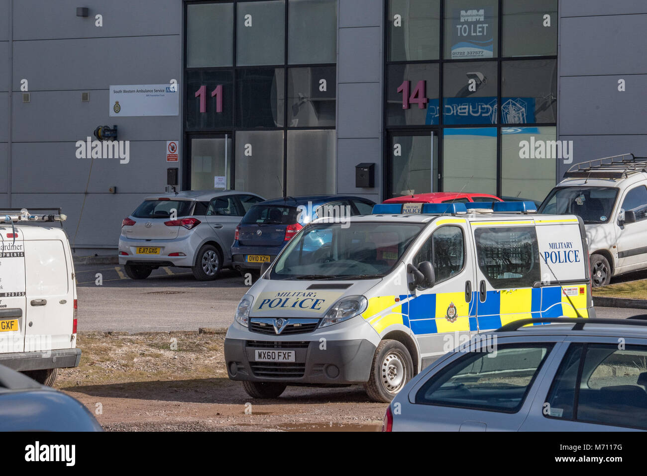 Salisbury, Regno Unito. Il 7 marzo 2018. Le indagini sono tuttora in corso nel sospetto avvelenamento di un ex Federazione double agent e sua figlia. Un cordone è rimasto in posizione in corrispondenza di una stazione di ambulanza a Solstice Park di Amesbury. Credito: Peter Manning/Alamy Live News Foto Stock