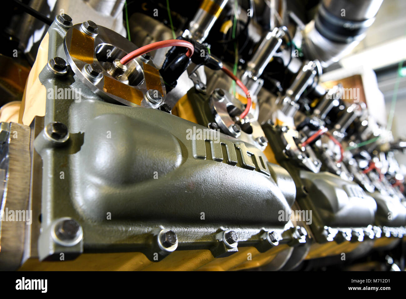 07 marzo 2018, Germania, Friedrichshafen: il logo MTU visto su un cellulare MTU motore a gas di Rolls-Royce presso un impianto di MTU 1. Il 16 il gas di cilindro motore della serie 4000 ha una potenza di 1492 KW. Foto: Felix Kästle/dpa Foto Stock