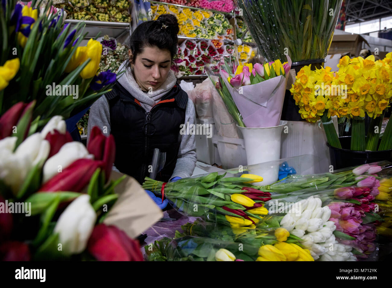 Mosca, Russia. Il 7 marzo 2018. Una donna vende fiori a Rizhsky il mercato dei fiori in vista della Giornata internazionale della donna a Mosca, Russia Credito: Nikolay Vinokurov/Alamy Live News Foto Stock