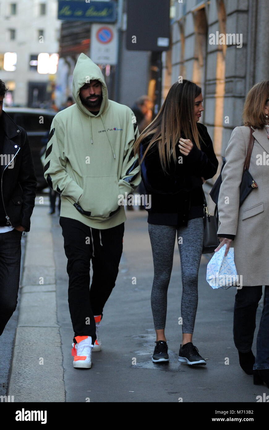 Milano, Andrea Petagna e nuova ragazza Michelly Sander nel centro del percussore di ATALANTA E DELLA NAZIONALE ANDREA PETAGNA, arriva in centro con la sua nuova ragazza, il 22-anno-vecchio modello brasiliano MICHELLY SANDER, che lo scorso anno è stata impegnata anche per un breve periodo di tempo con NICCOLO 'BETTARINI. Petagna indossa una felpa con il cofano viene tirato verso il basso sulla sua testa in modo da non essere riconosciuto, e insieme con la sua fidanzata Michelly entra nel famoso bar in Via Montenapoleone da 'Marchesi'. Due di essi lasciare dopo quasi un ora e fare una passeggiata attraverso le vie del centro prima di Foto Stock