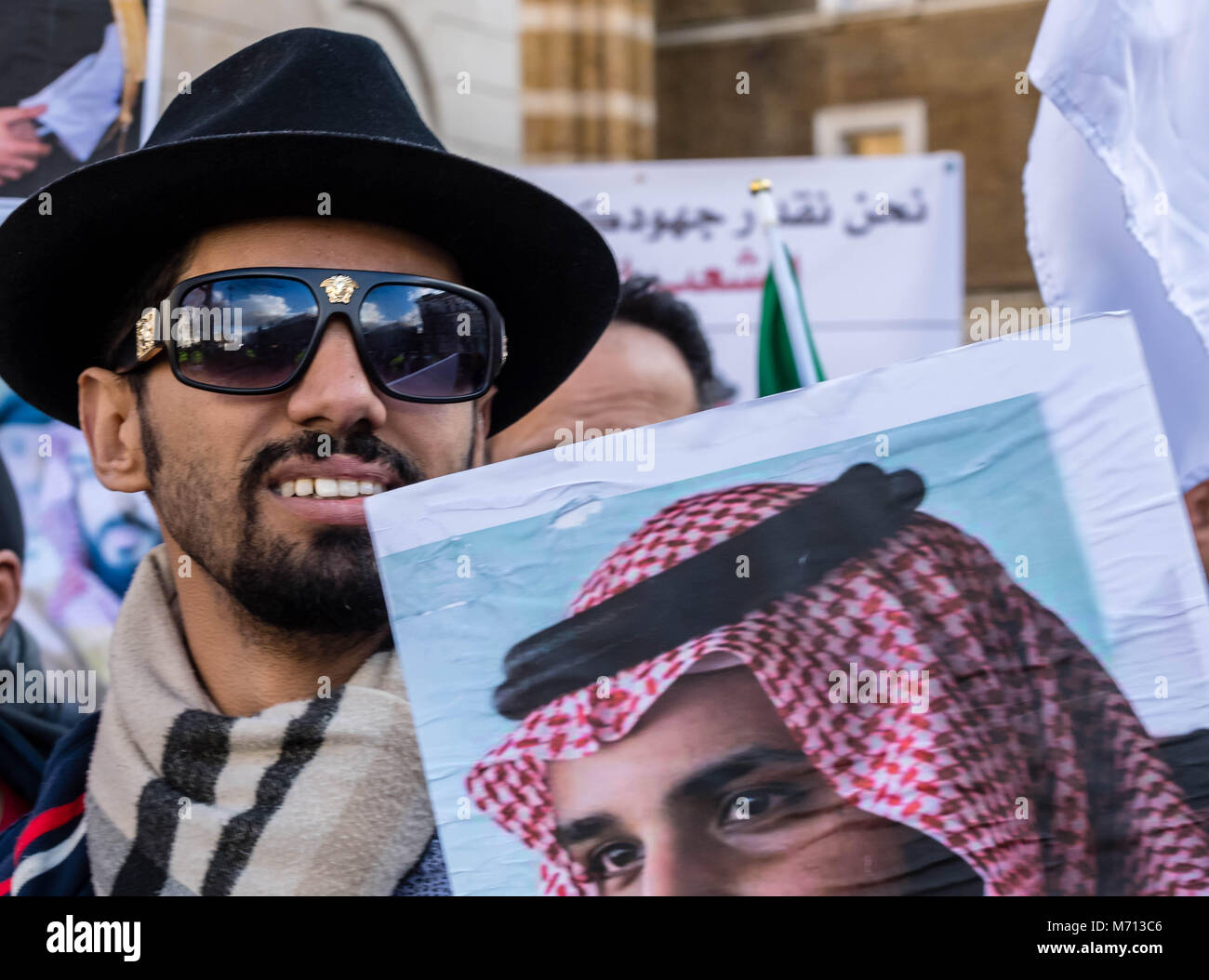 A Londra il 7 marzo 2018, Proteter suppoting la visita del Principe Ereditario Bin Salman a Downing Street come un contatore di protesta a quelli che protestavano contro la visita del Principe ereditario Foto Stock