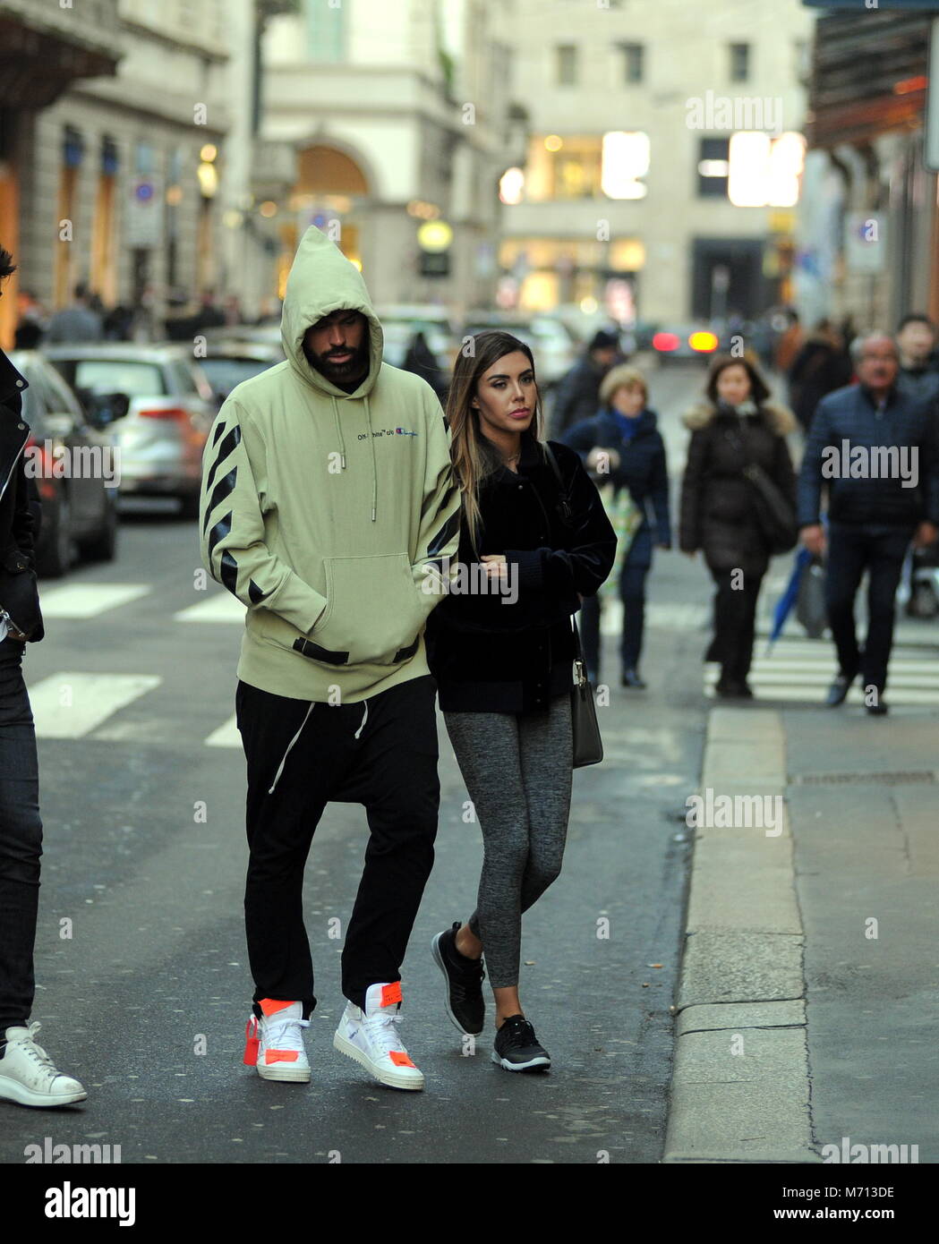 Milano, Andrea Petagna e nuova ragazza Michelly Sander nel centro del percussore di ATALANTA E DELLA NAZIONALE ANDREA PETAGNA, arriva in centro con la sua nuova ragazza, il 22-anno-vecchio modello brasiliano MICHELLY SANDER, che lo scorso anno è stata impegnata anche per un breve periodo di tempo con NICCOLO 'BETTARINI. Petagna indossa una felpa con il cofano viene tirato verso il basso sulla sua testa in modo da non essere riconosciuto, e insieme con la sua fidanzata Michelly entra nel famoso bar in Via Montenapoleone da 'Marchesi'. Due di essi lasciare dopo quasi un ora e fare una passeggiata attraverso le vie del centro prima di Foto Stock