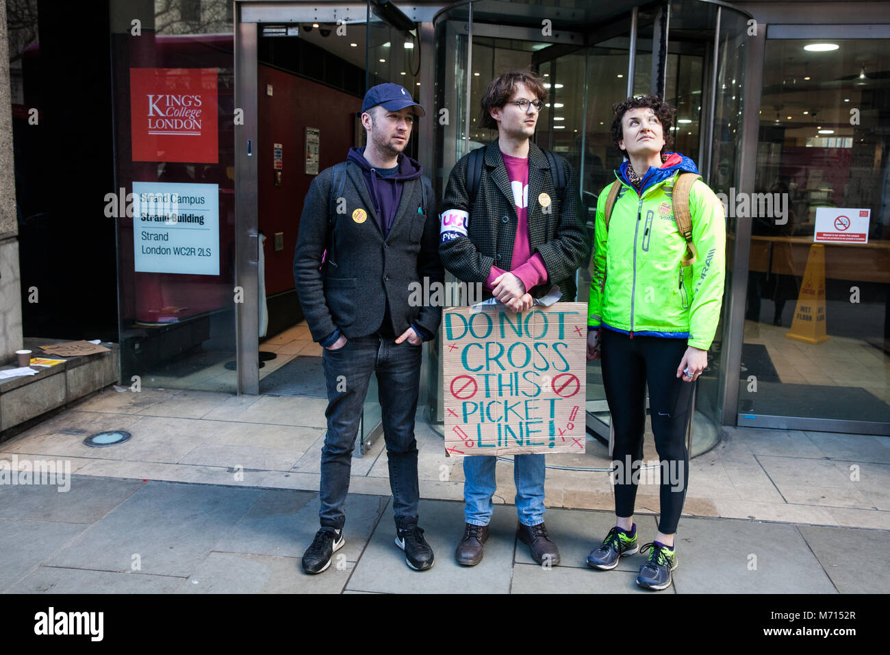 Londra, Regno Unito. Il 7 marzo 2018. La UCU picket line al Kings College di Londra. Molti UCU istruzione superiore i membri sono in battuta sulle modifiche alla loro USS regime pensionistico e alcuni UCU ulteriore istruzione i membri sono colpisce per l'equa retribuzione. Credito: Mark Kerrison/Alamy Live News Foto Stock