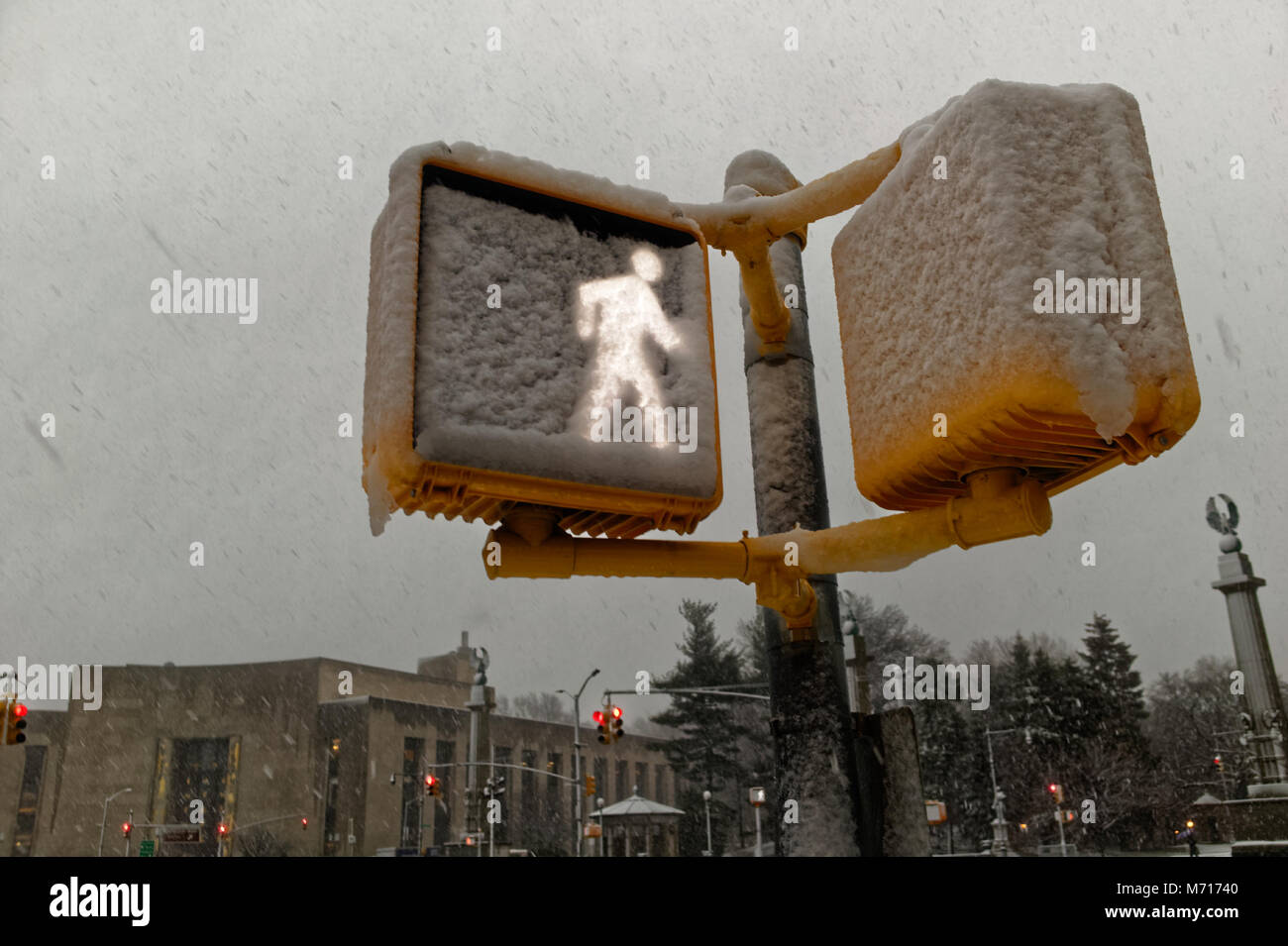 Brooklyn, Stati Uniti d'America. Il 7 marzo 2018. Segnale di attraversamento coperto di neve durante la né'Pasqua di Marzo 7th, 2018 a Brooklyn New York. Credito: OneDayOneImage/Alamy Live News Foto Stock