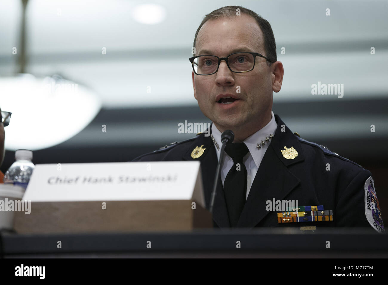 Washington, Distretto di Columbia, Stati Uniti d'America. 7 Mar, 2018. Prince George County Maryland capo di polizia di Hank Stawinski parla al Senato degli Stati Uniti democratici nel corso di una audizione sulla protezione dei bambini dalla violenza della pistola sul Campidoglio di Washington, D. C. Il 7 marzo 2018. Credito: Alex Edelman/CNP Credito: Alex Edelman/CNP/ZUMA filo/Alamy Live News Foto Stock