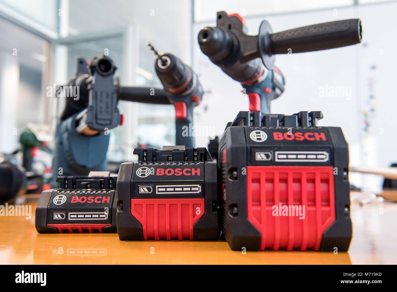 07 marzo 2018, Germania, Leinfelden-Echterdingen: Batterie della ditta Bosch sono nella parte anteriore delle macchine di foratura. Bosch Bosch divisione Power Tools sta per presentare la sua azienda le cifre per il 2017 il 08 marzo. Foto: Sebastian Gollnow/dpa Foto Stock