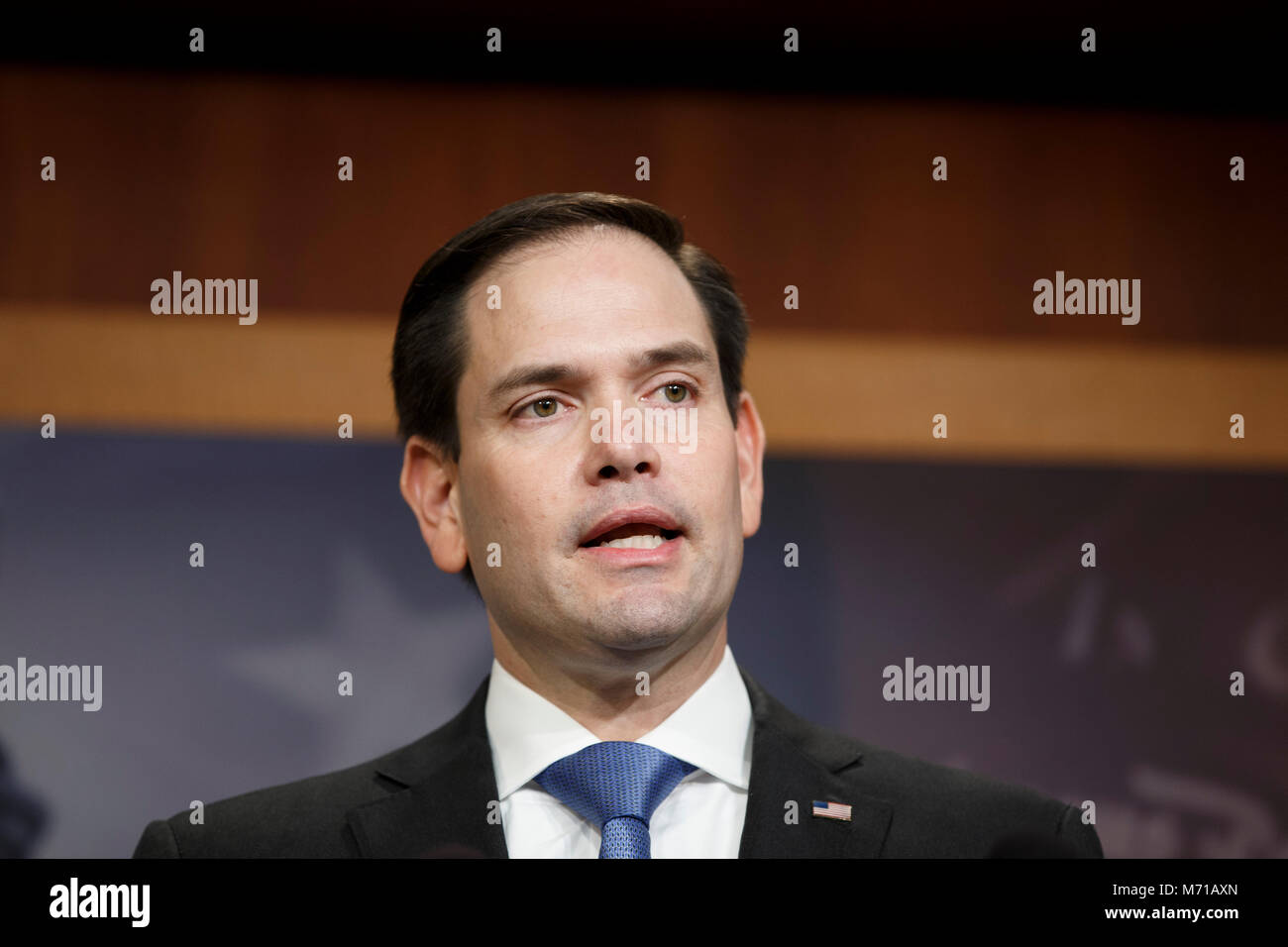 Stati Uniti il senatore Marco Rubio, Repubblicani della Florida, parla nel corso di una conferenza stampa per introdurre la nuova pistola di prevenzione della violenza la legislazione. Credito: Alex Edelman/CNP /MediaPunch Foto Stock