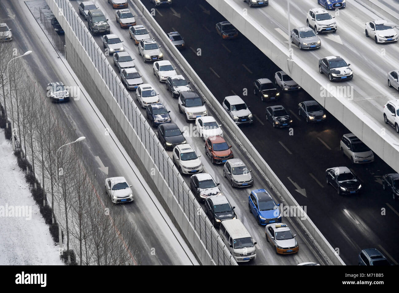 Changchun, Changchun, Cina. 7 Mar, 2018. Changchun, Cina-7marzo 2018: Automobili girano lentamente a causa di inceppamento di traffico nel giorno nevoso di Changchun, a nord-est della Cina di provincia di Jilin. Credito: SIPA Asia/ZUMA filo/Alamy Live News Foto Stock