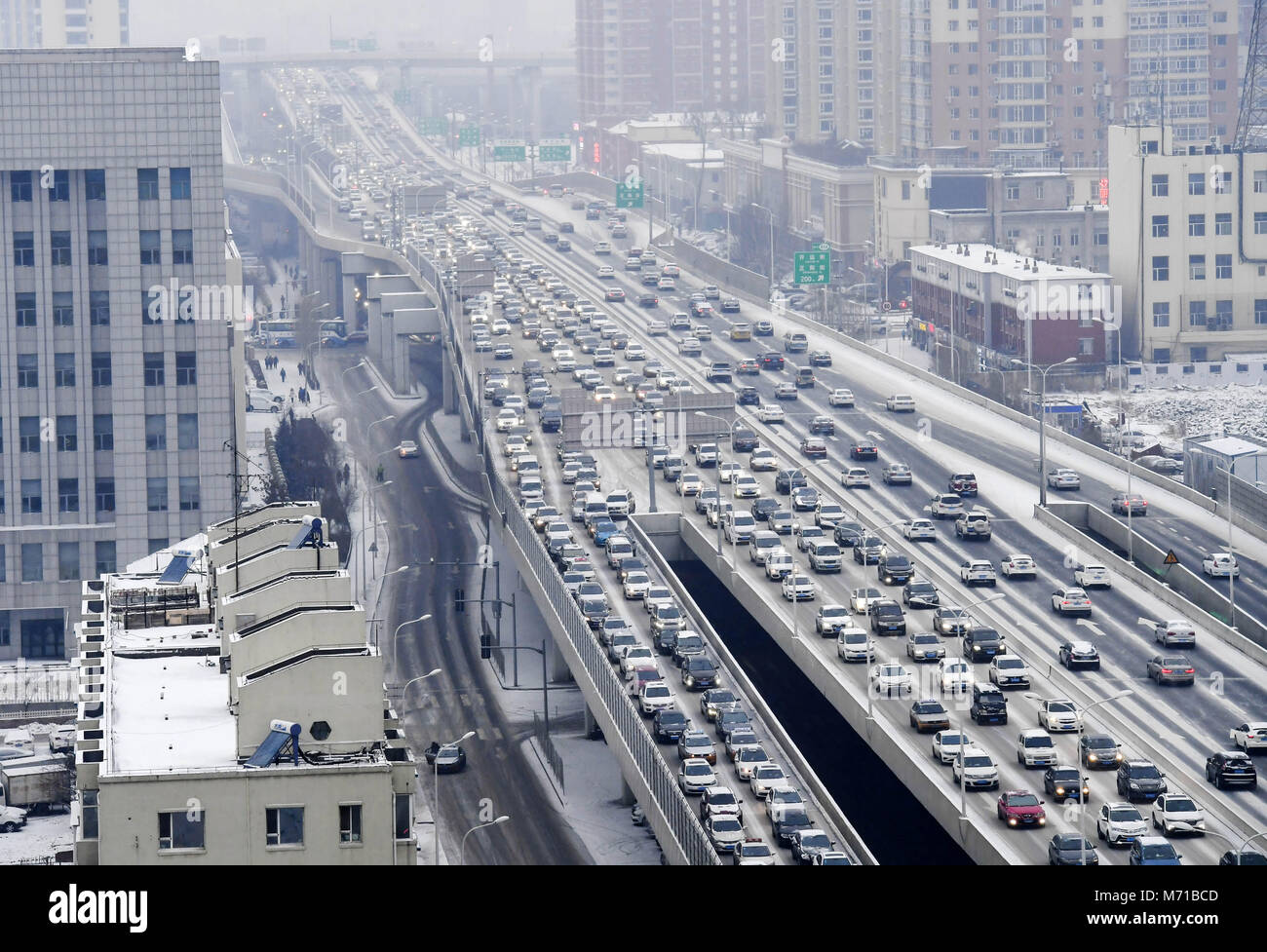 Changchun, Changchun, Cina. 7 Mar, 2018. Changchun, Cina-7marzo 2018: Automobili girano lentamente a causa di inceppamento di traffico nel giorno nevoso di Changchun, a nord-est della Cina di provincia di Jilin. Credito: SIPA Asia/ZUMA filo/Alamy Live News Foto Stock