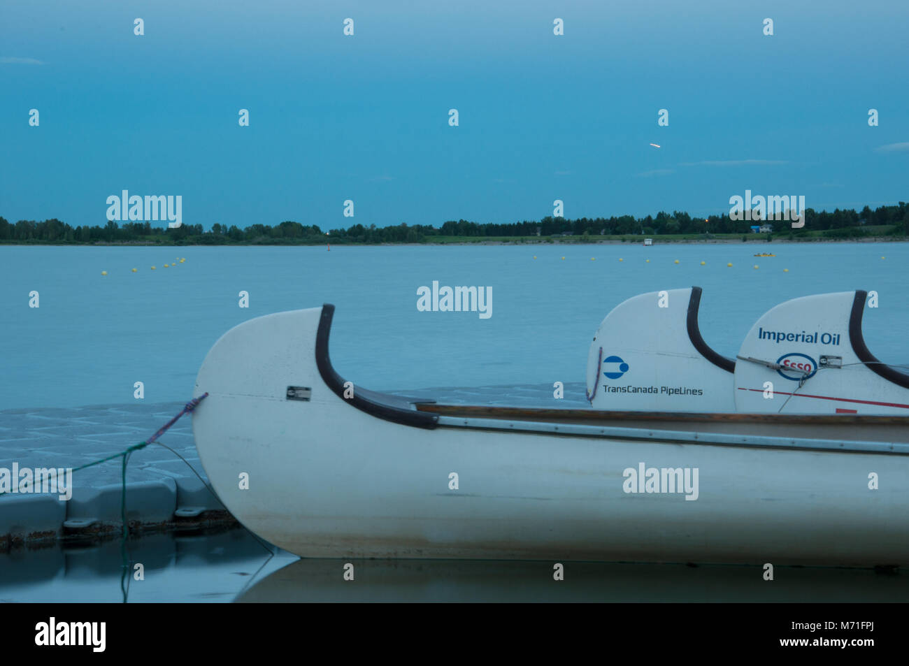 Canoe ancorata al Calgary Canoa Club sponsorizzato da TransCanada Piplines e olio imperiale di esso. Foto Stock