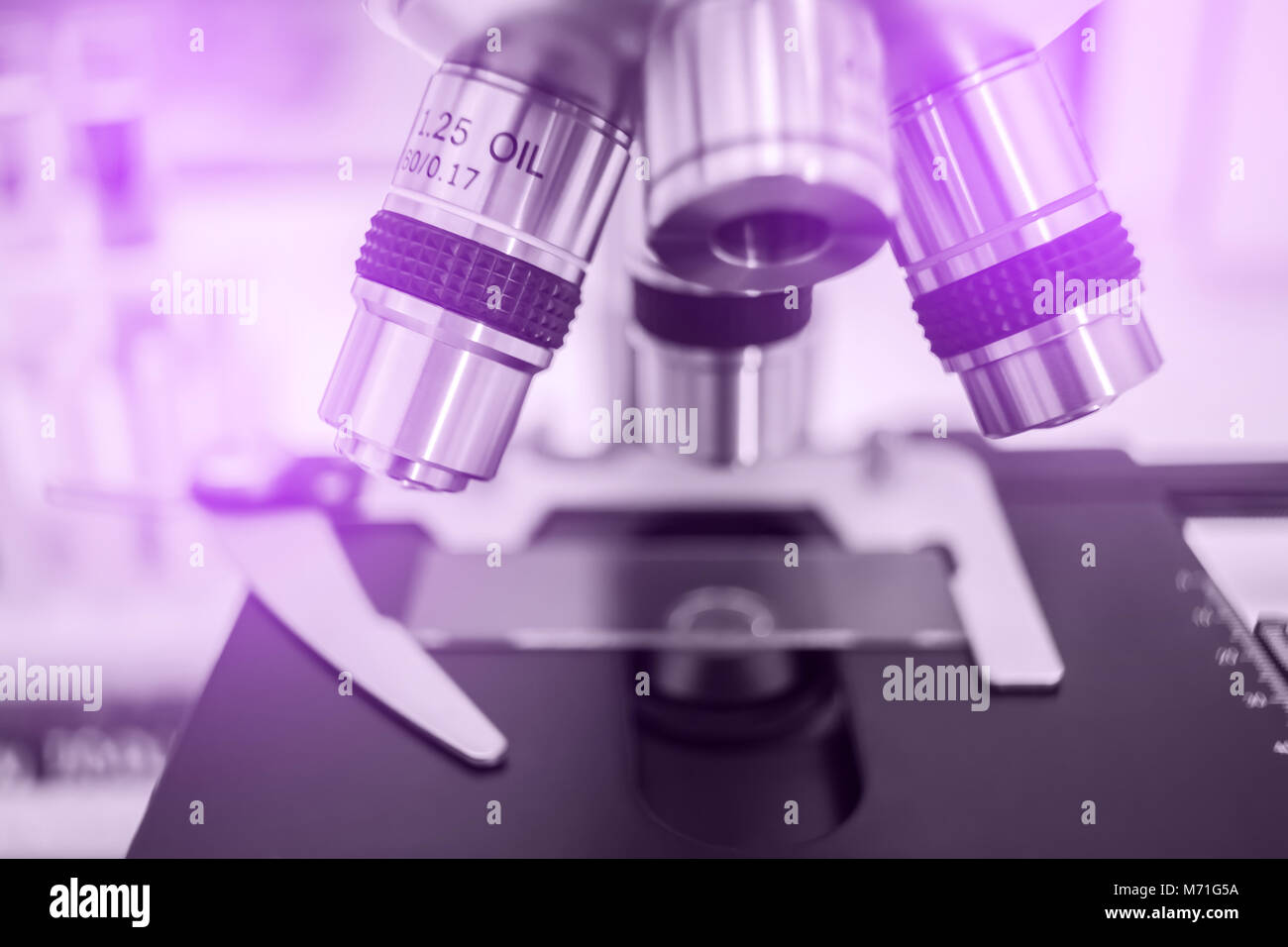 Microscopio è utilizzato dagli scienziati e studenti per il lavoro di analisi e di studio nei laboratori, per esperimenti di ricerca nel campo della scienza, dimostrazioni didattiche Foto Stock