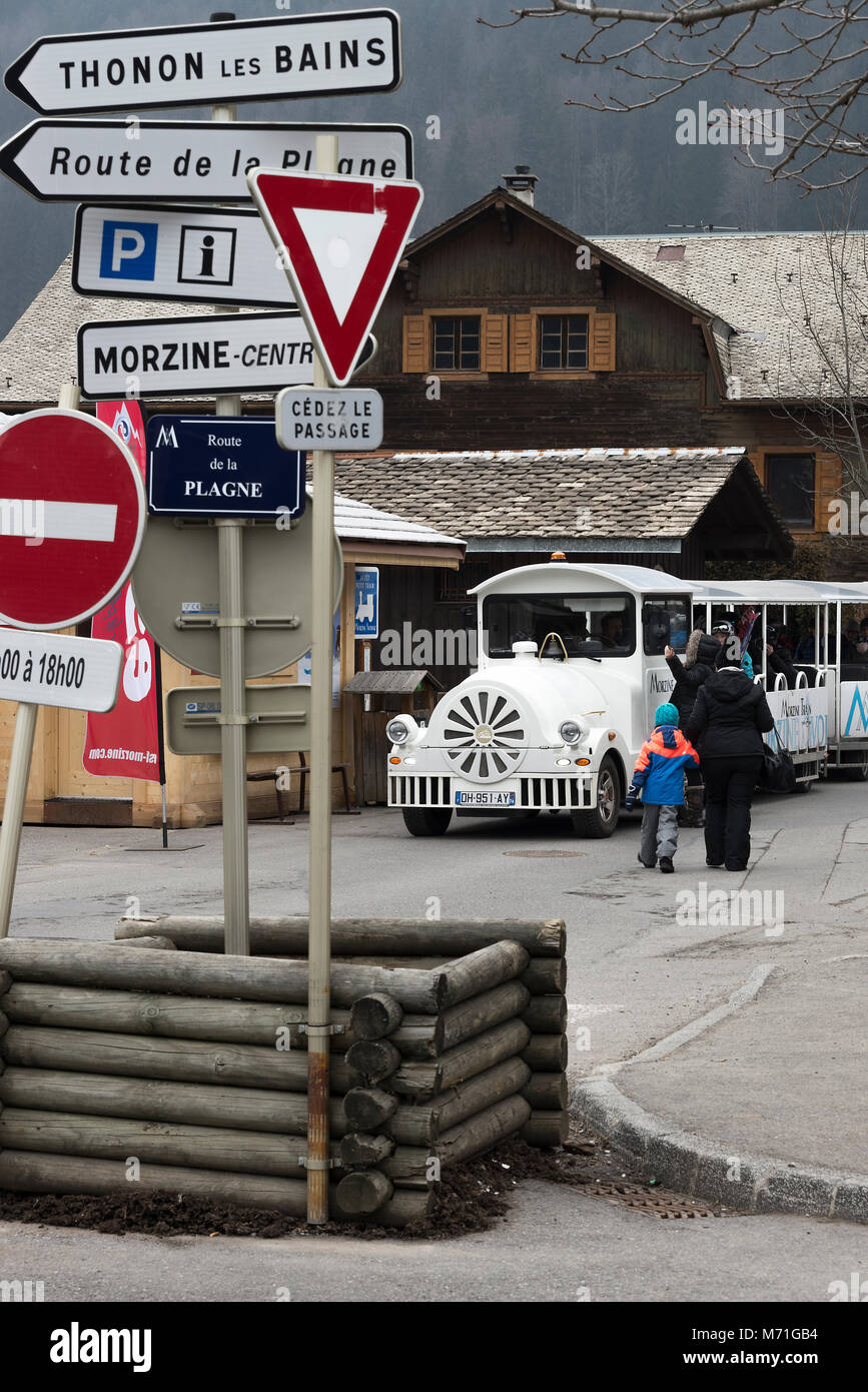 Passeggero gratuito servizio di treni per il trasporto di sci, snowboard e gli escursionisti intorno alla stazione sciistica di Morzine Haute Savoie Francia Foto Stock
