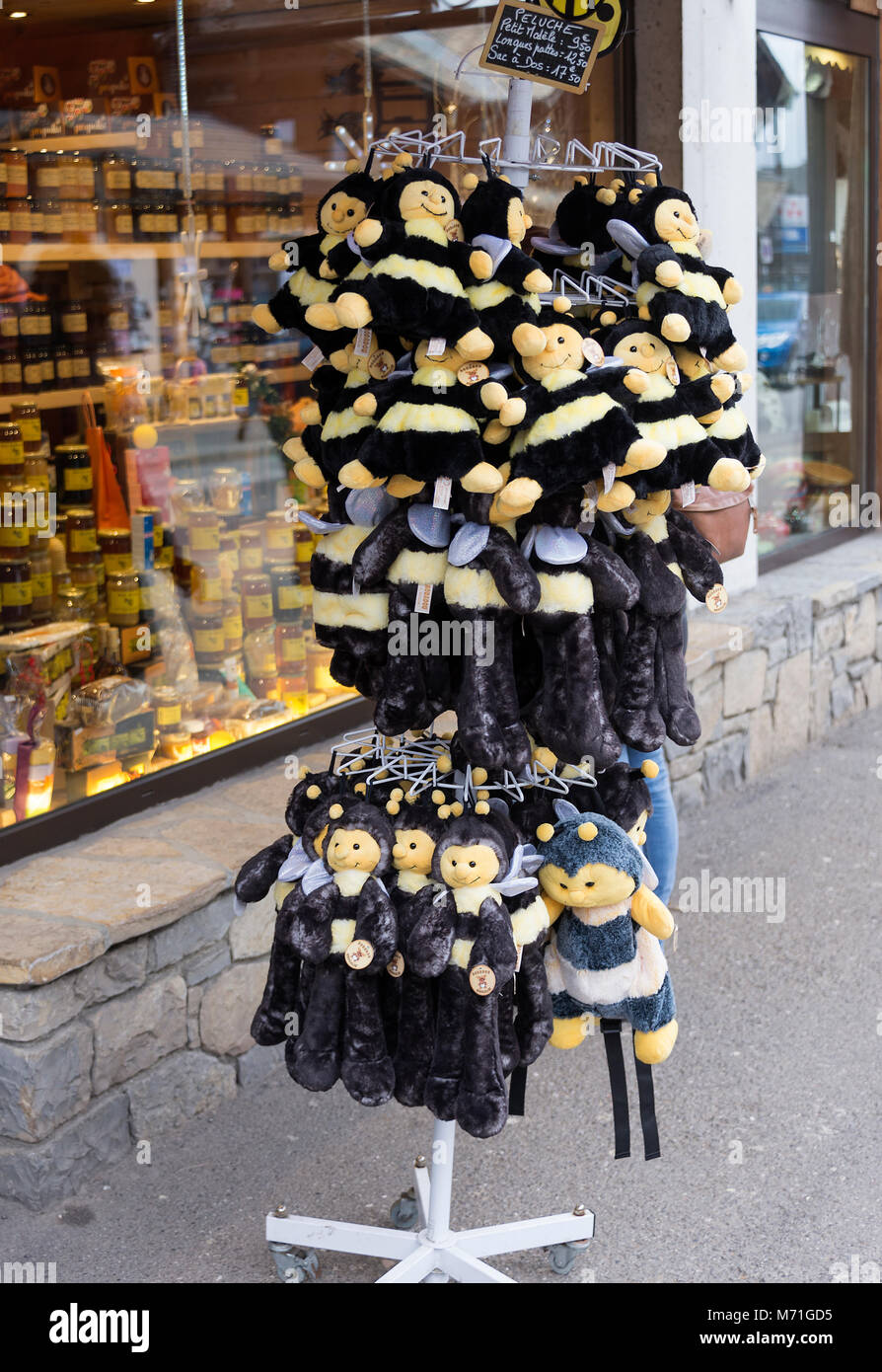 Bee peluche per la vendita su un rack al di fuori di un puro miele Shop in Morzine Haute Savoie Portes du Soleil Francia Foto Stock